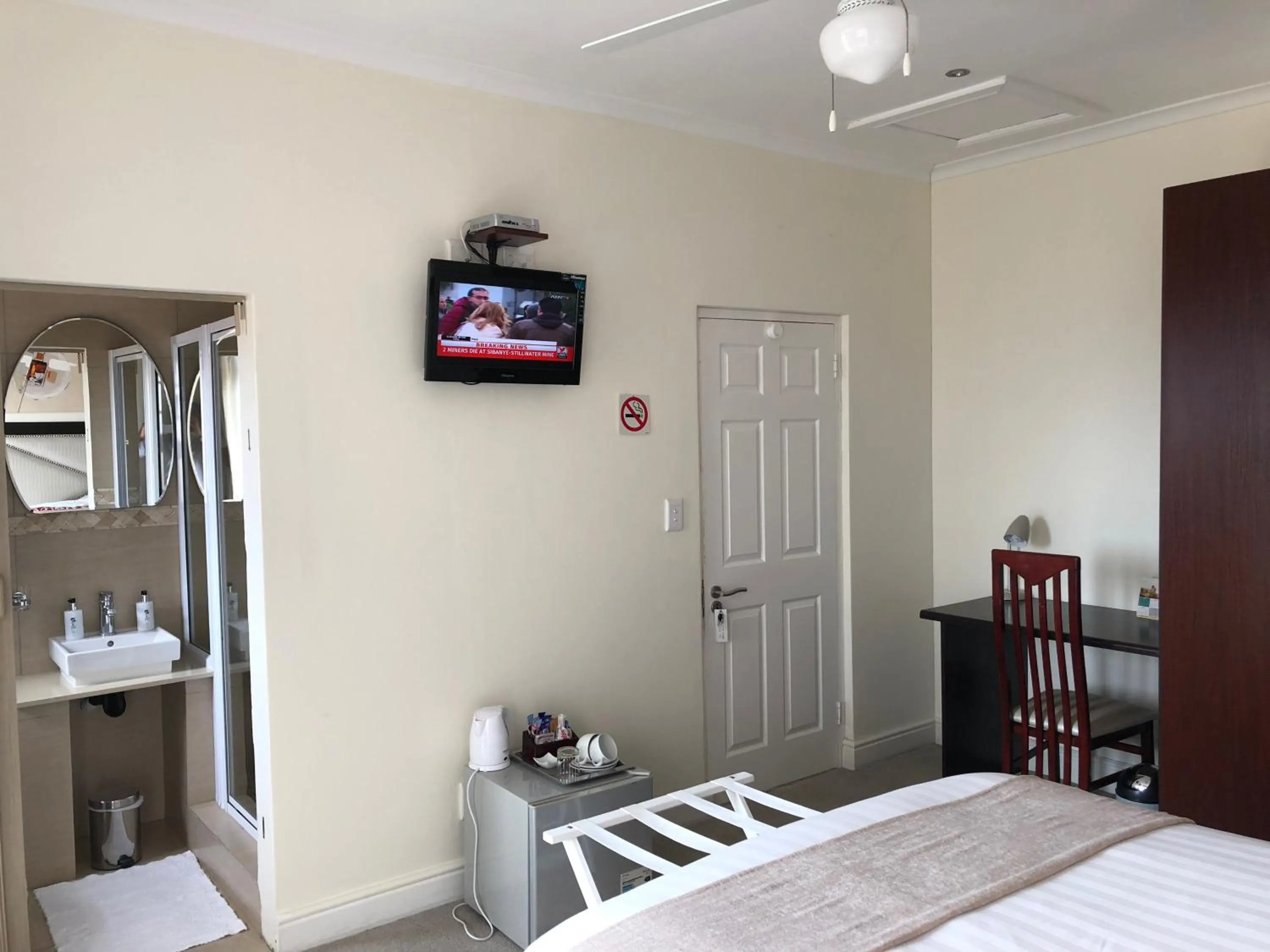 Bedroom in Coral Beach Bed & Breakfast
