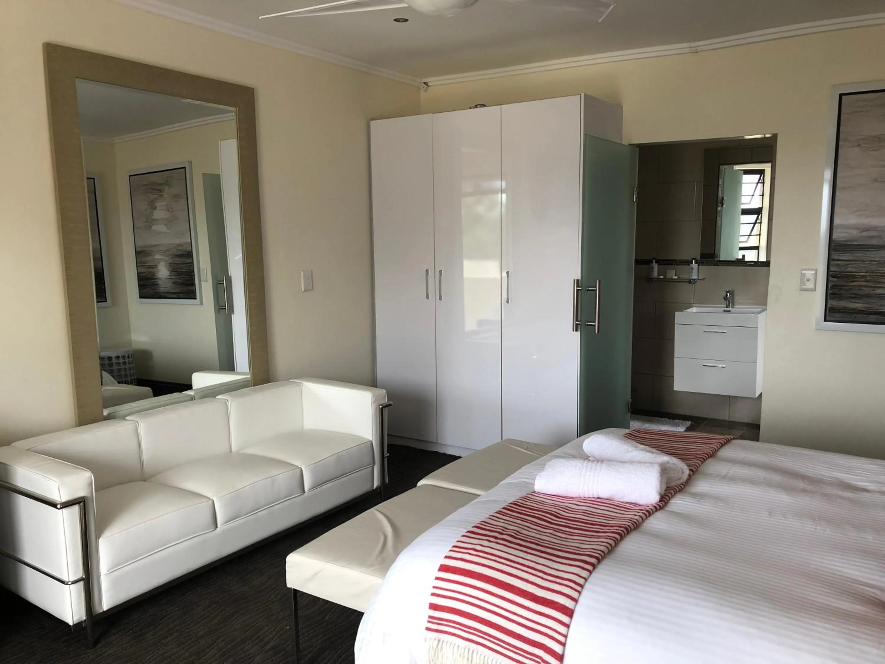 Bedroom in Coral Beach Bed & Breakfast