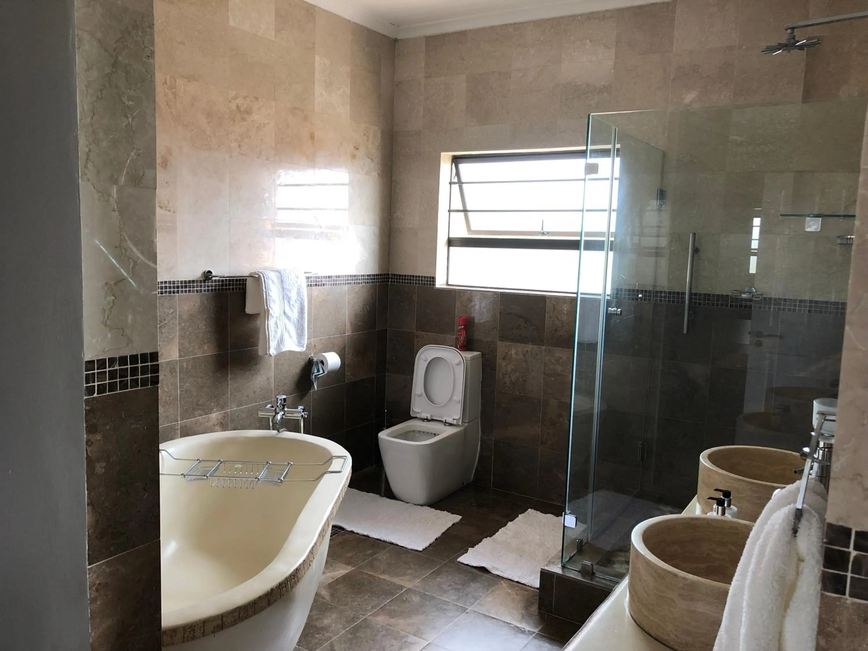 Bathroom in Coral Beach Bed & Breakfast