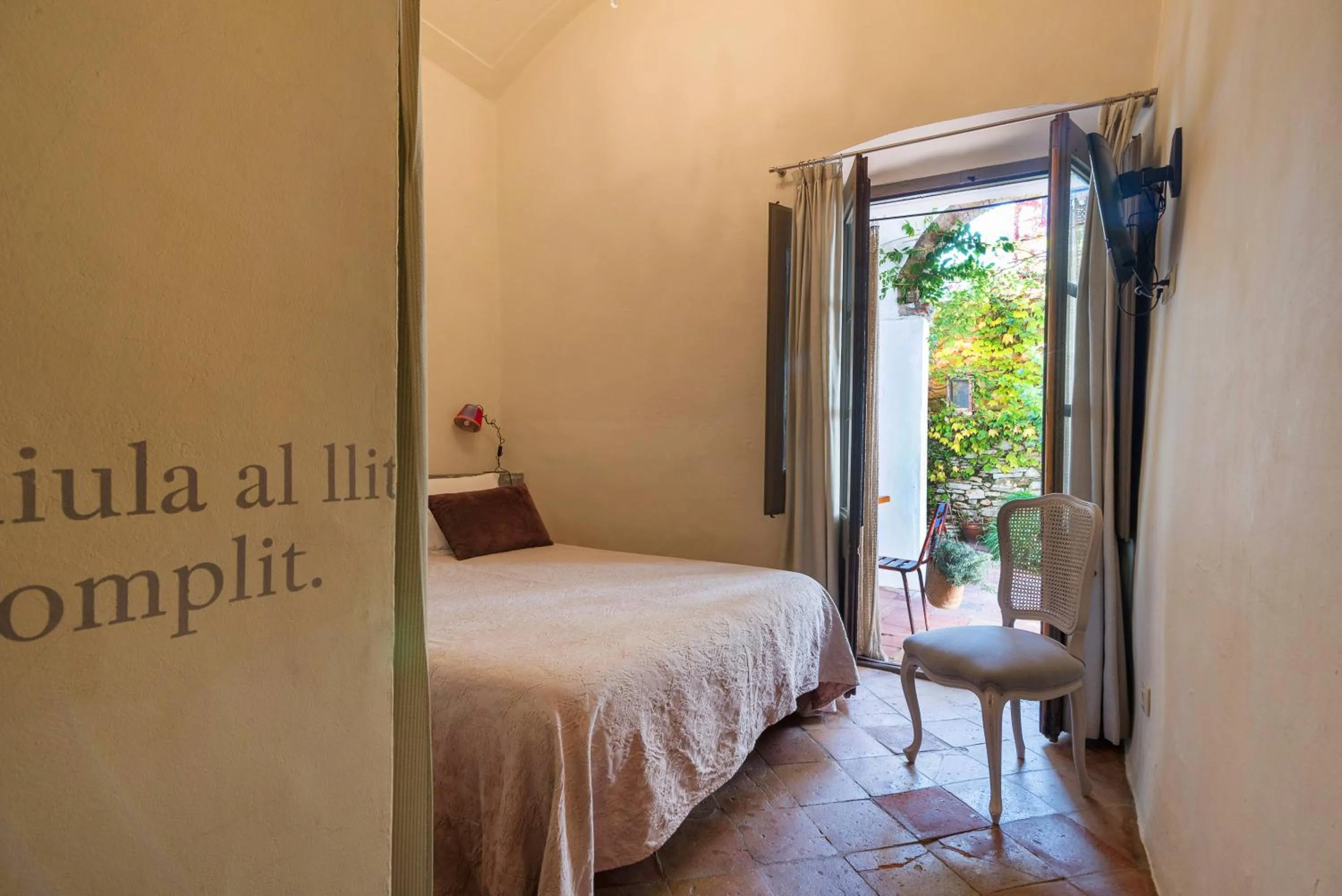 Photo of the whole room, Bed in BYPILLOW Cluc Begur