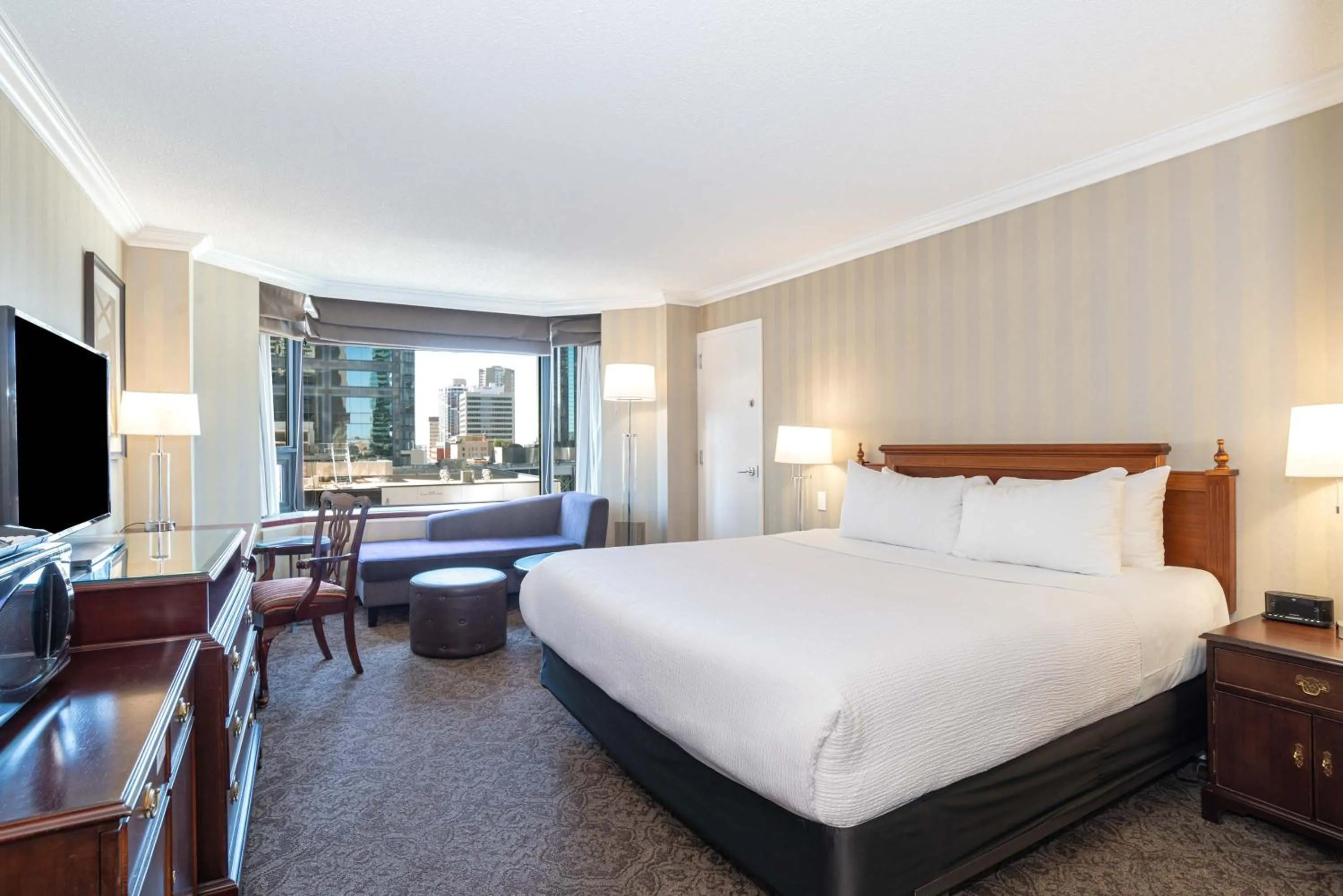 Photo of the whole room, Bed in Sandman Signature Edmonton Downtown Hotel