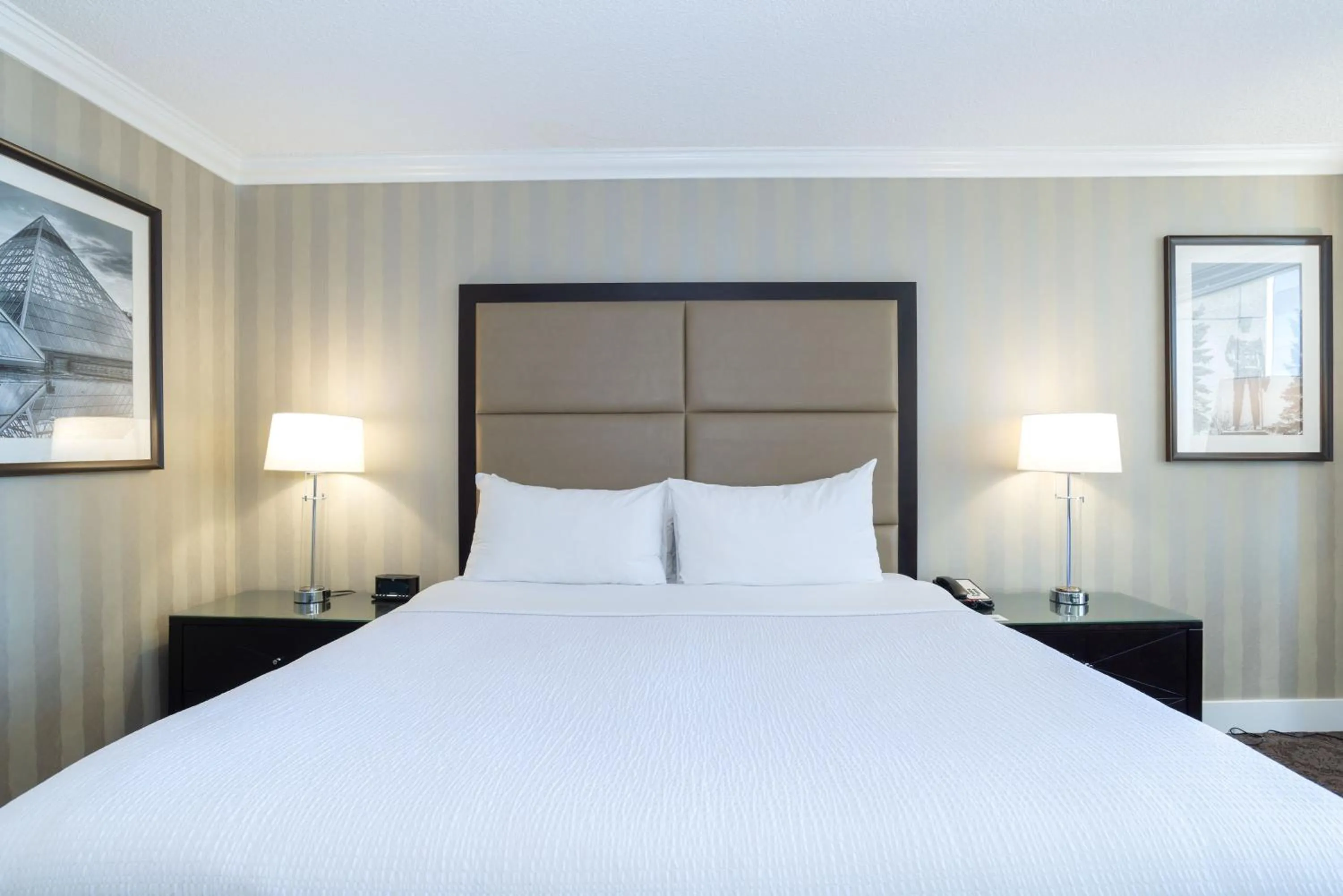 Photo of the whole room, Bed in Sandman Signature Edmonton Downtown Hotel