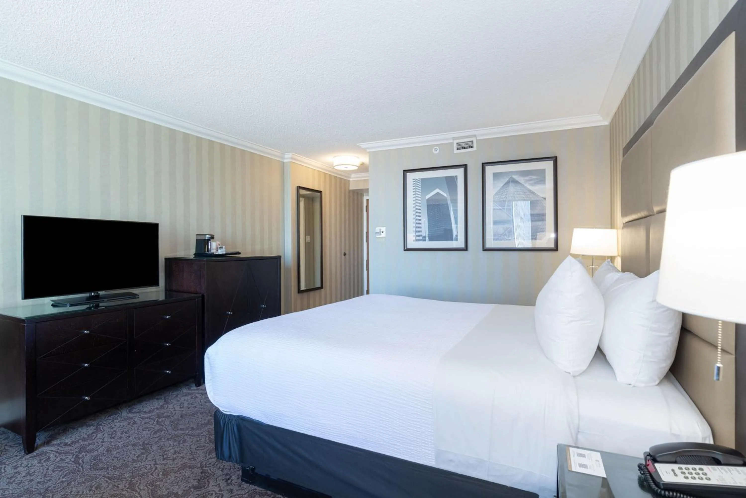 Photo of the whole room, Bed in Sandman Signature Edmonton Downtown Hotel