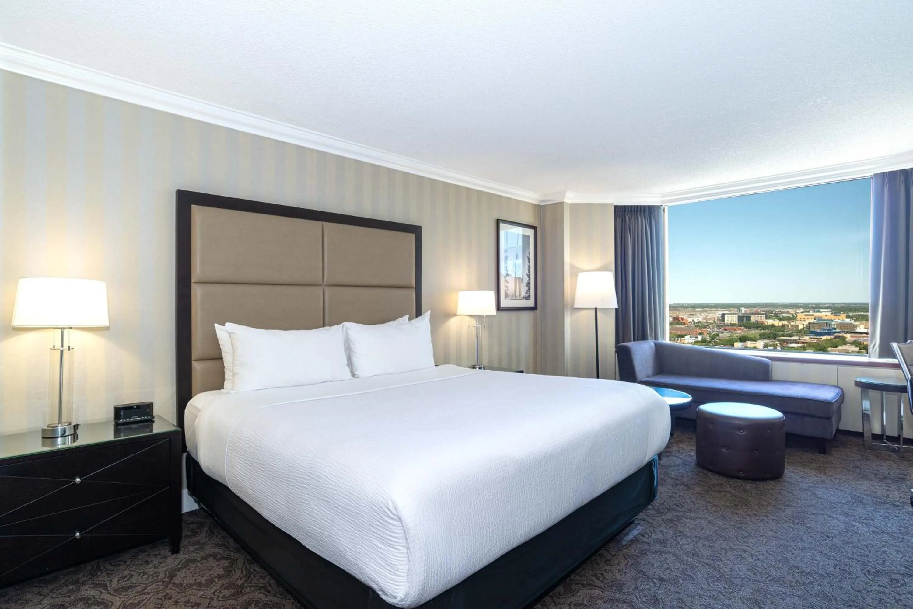 Photo of the whole room, Bed in Sandman Signature Edmonton Downtown Hotel