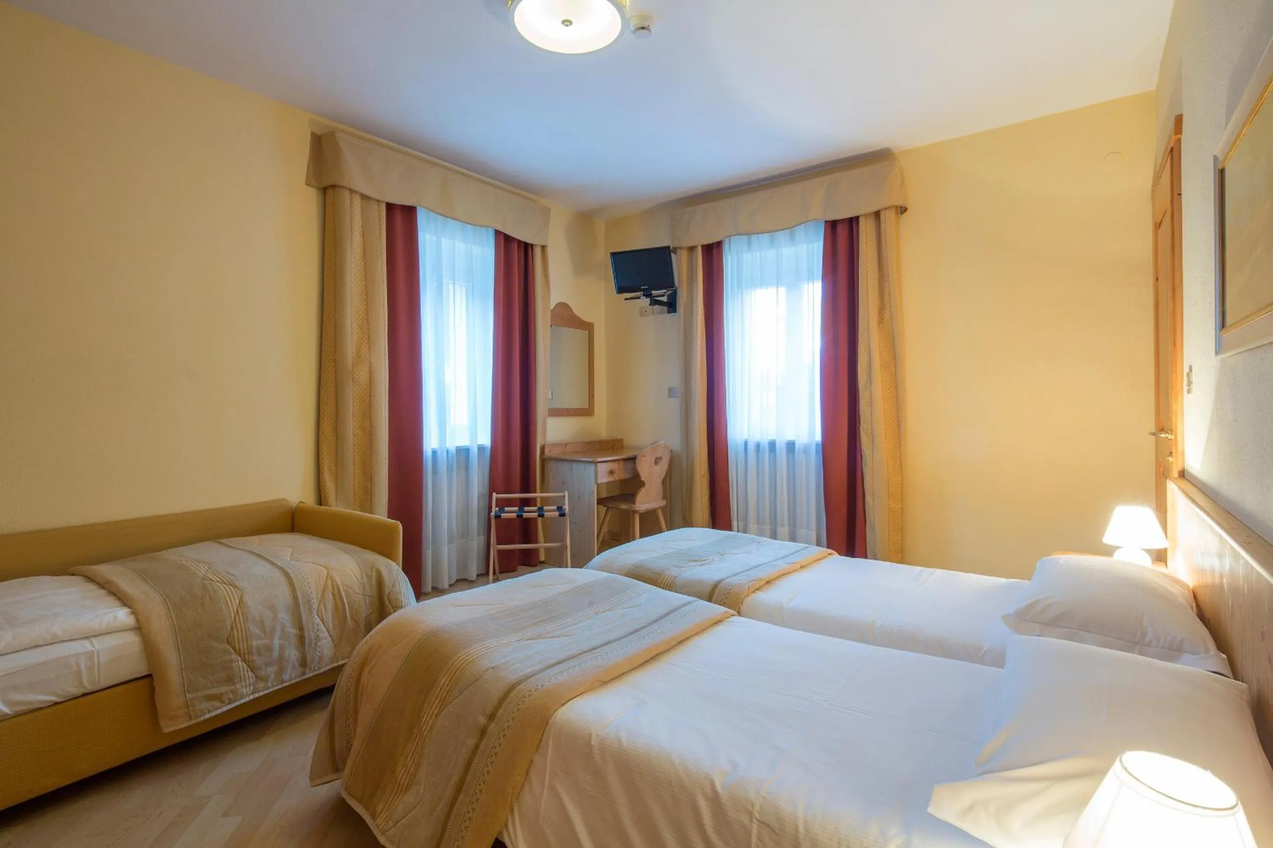 Photo of the whole room, Bed in Garni Bellavista