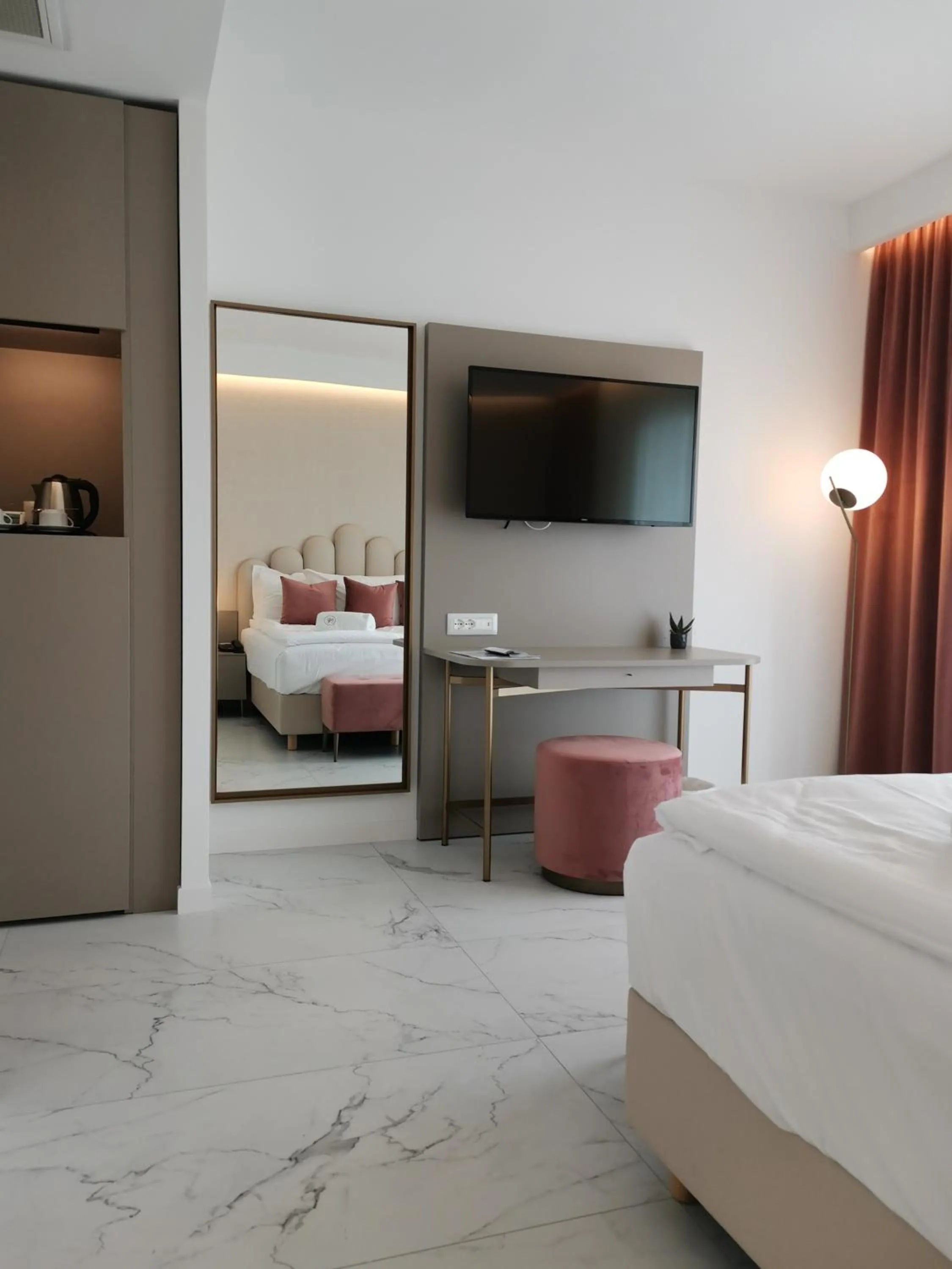 Bedroom, Bed in Hotel Astoria