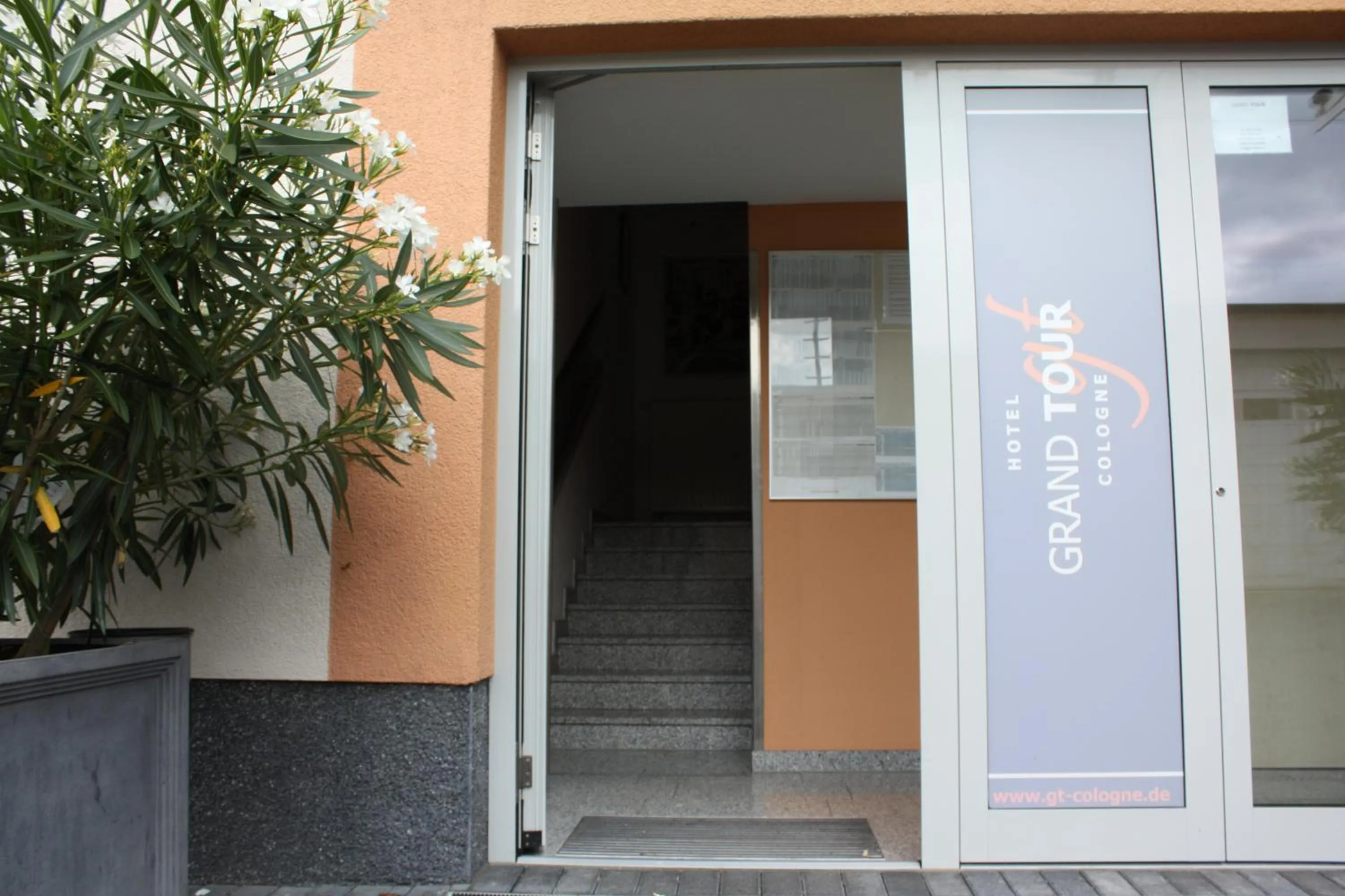 Facade/entrance in Hotel Grand Tour