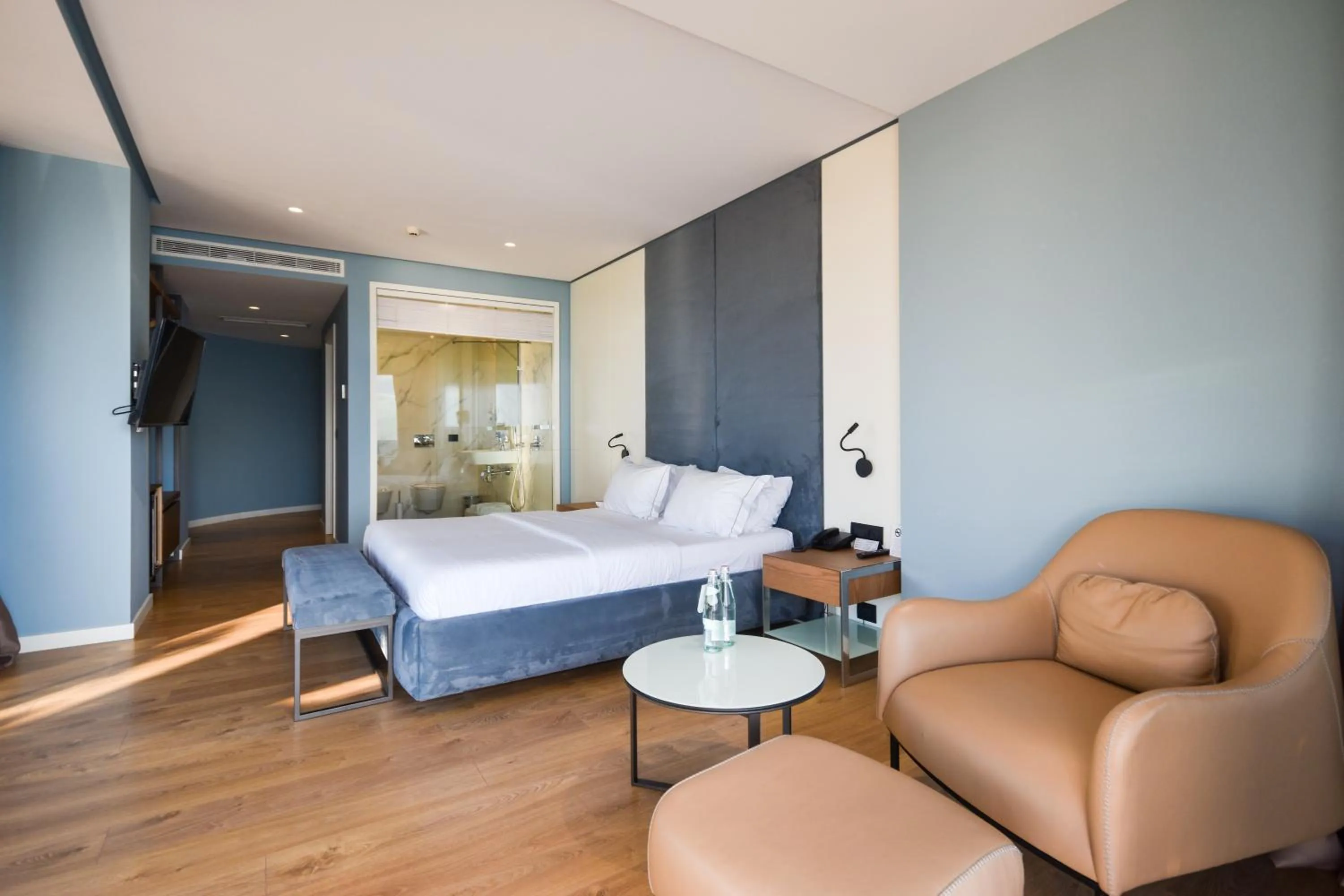 Bathroom, Bed in Yacht Hotel