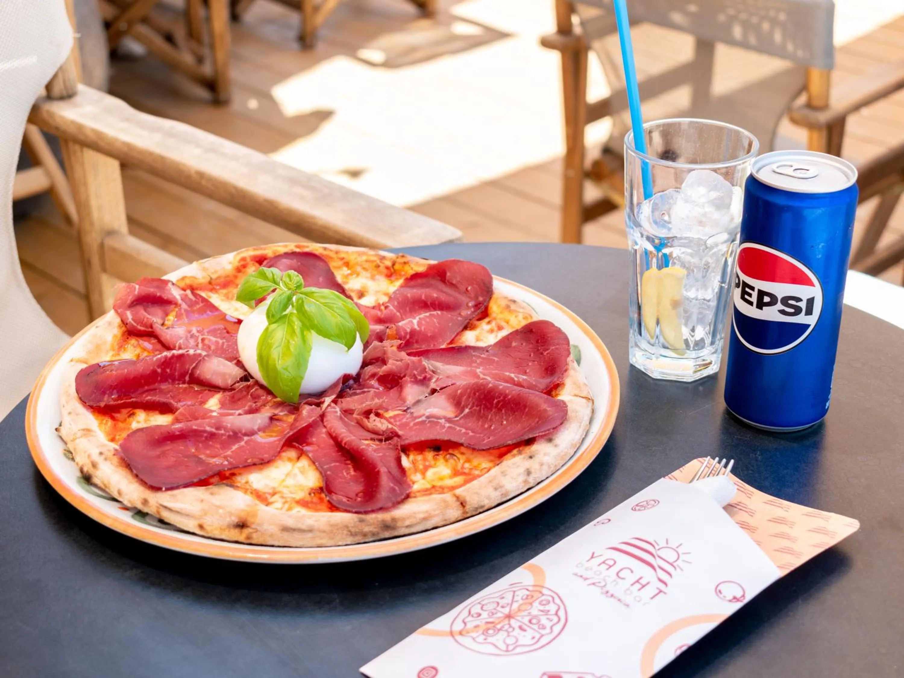 Restaurant/places to eat in Yacht Hotel