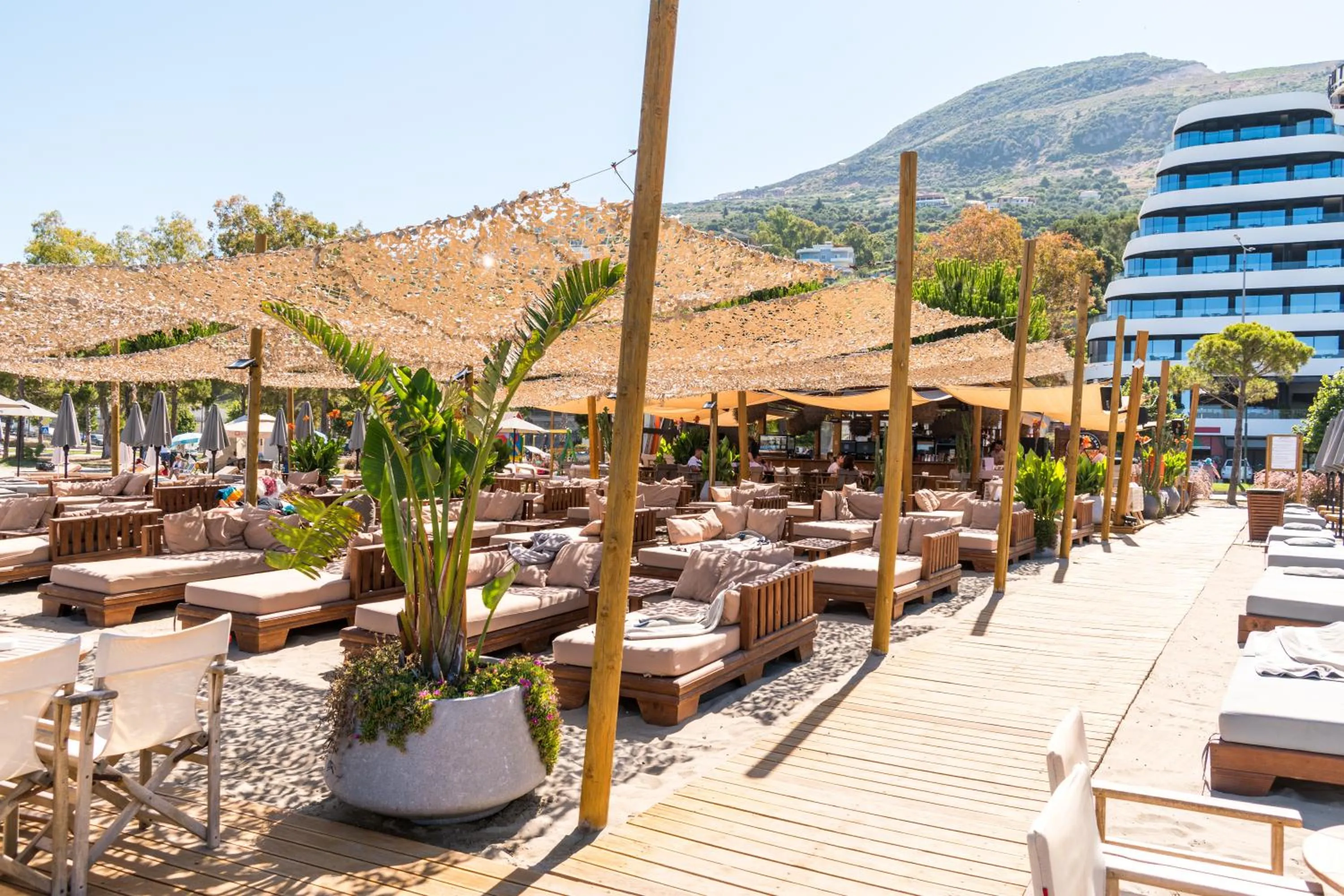 Facade/entrance in Yacht Hotel