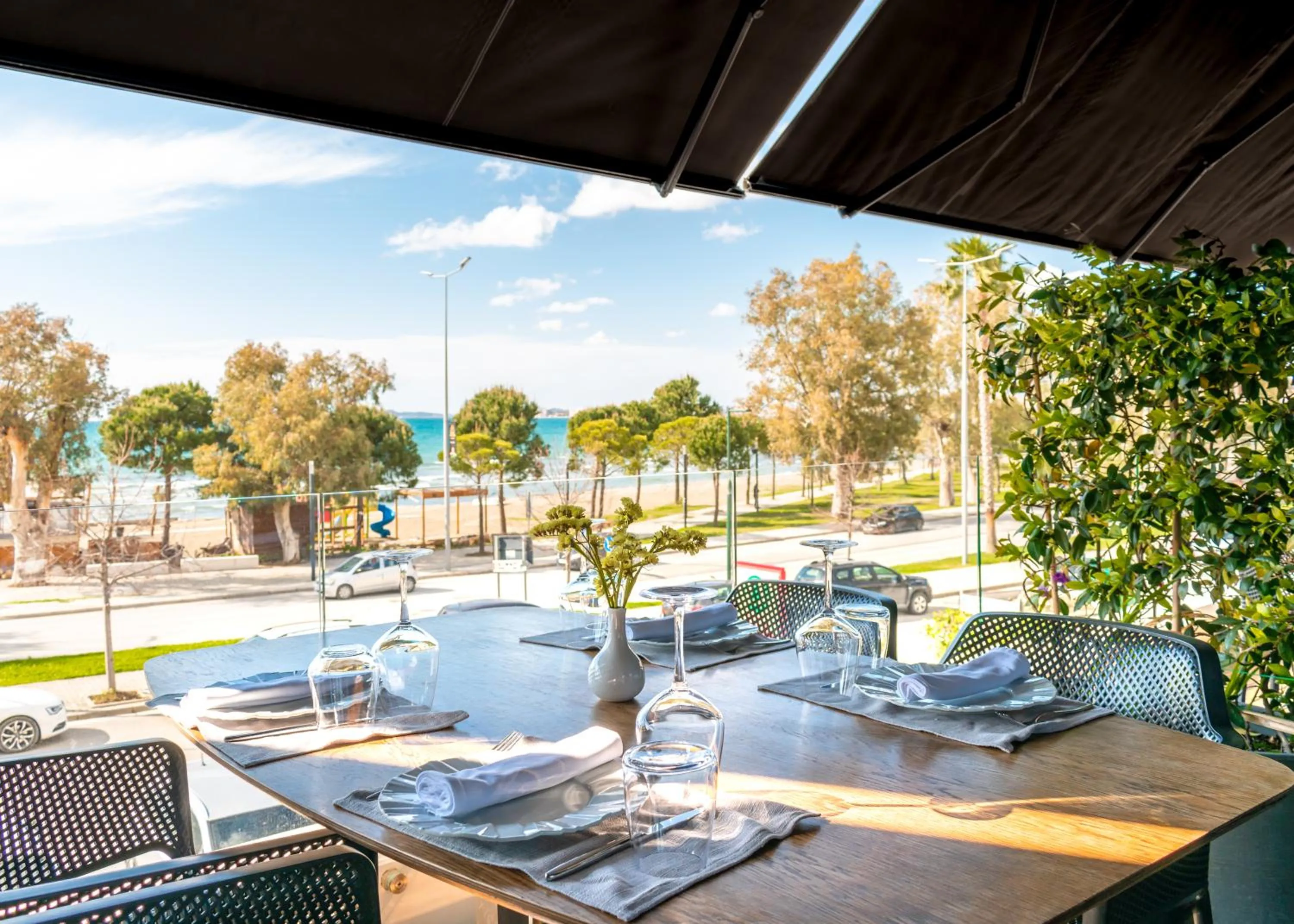 Restaurant/places to eat in Yacht Hotel