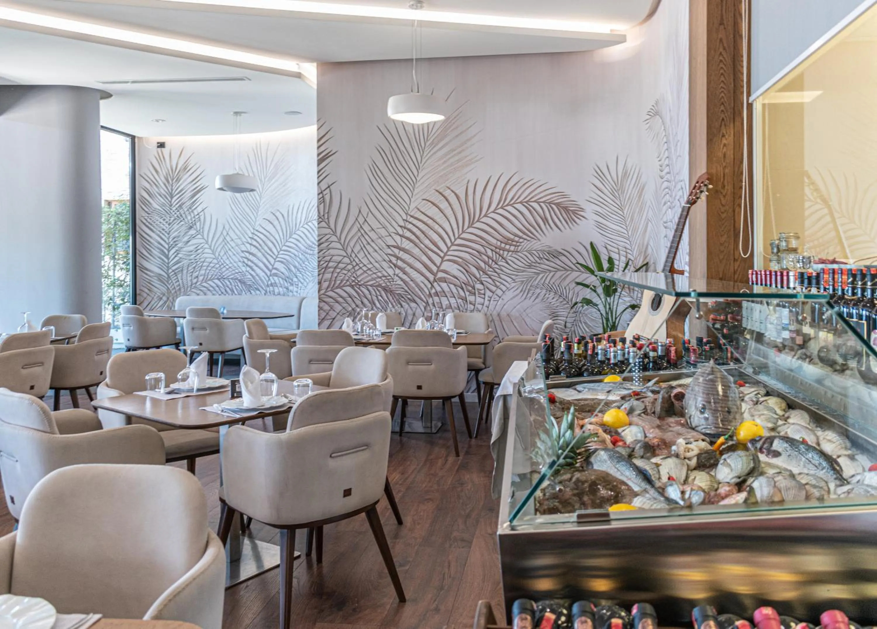 Restaurant/places to eat in Yacht Hotel