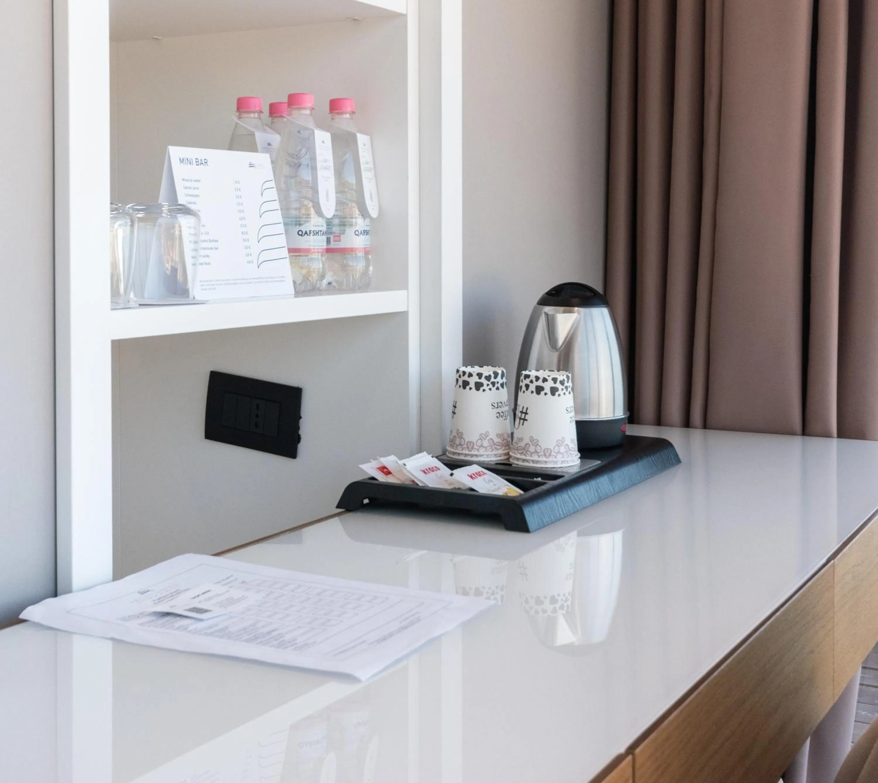 Coffee/tea facilities in Yacht Hotel