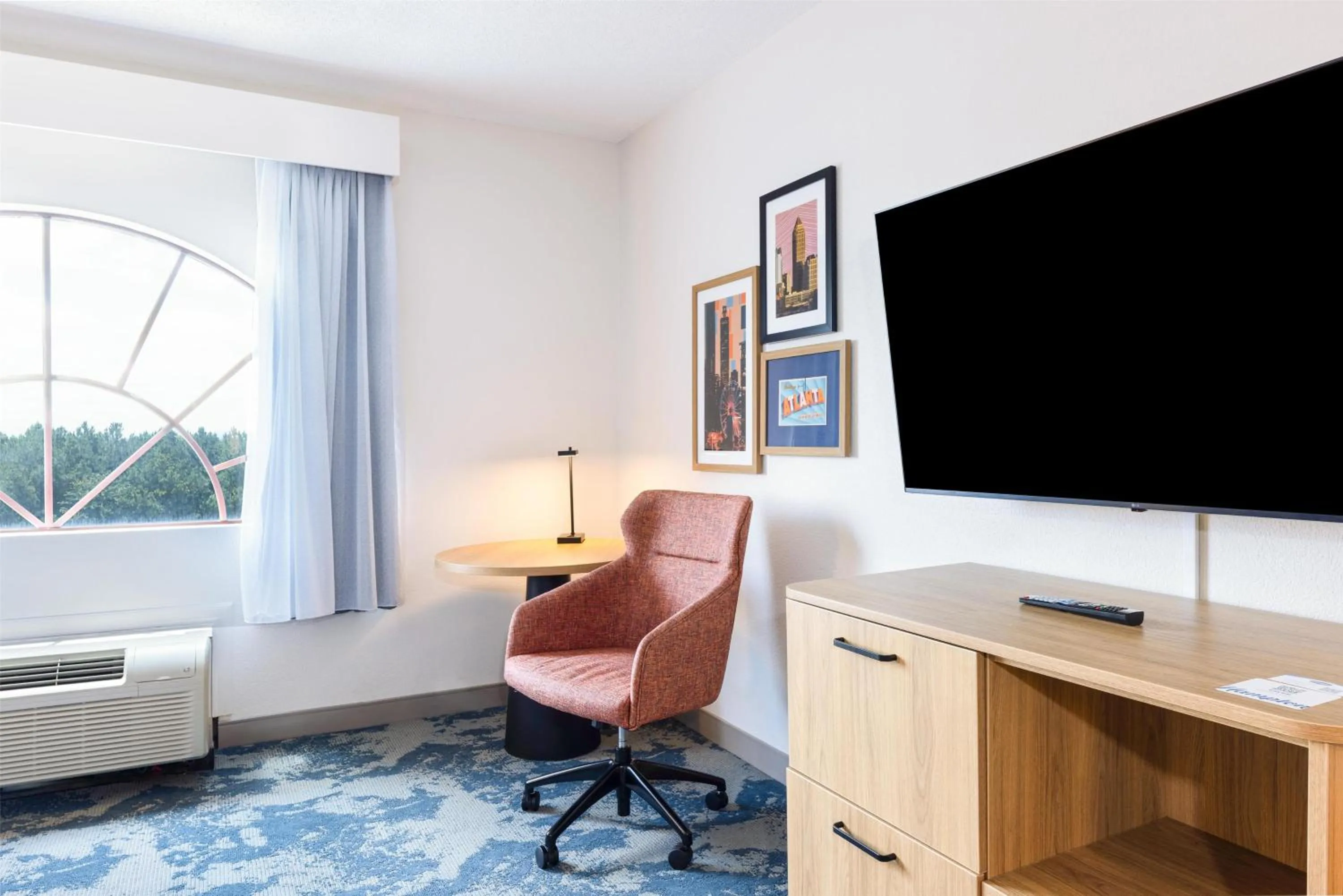 Bedroom in Hampton Inn Lawrenceville Duluth