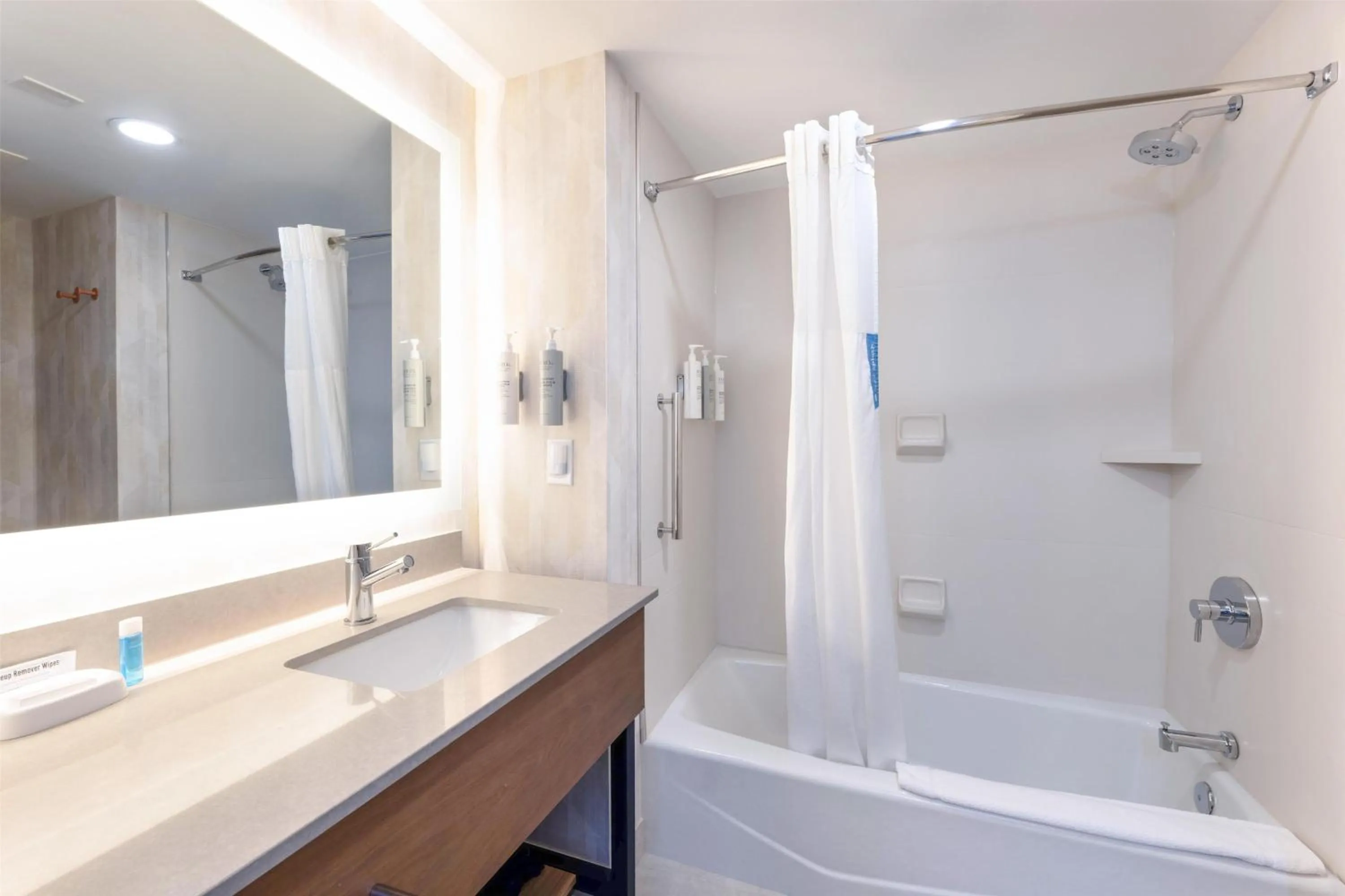 Bathroom in Hampton Inn Lawrenceville Duluth