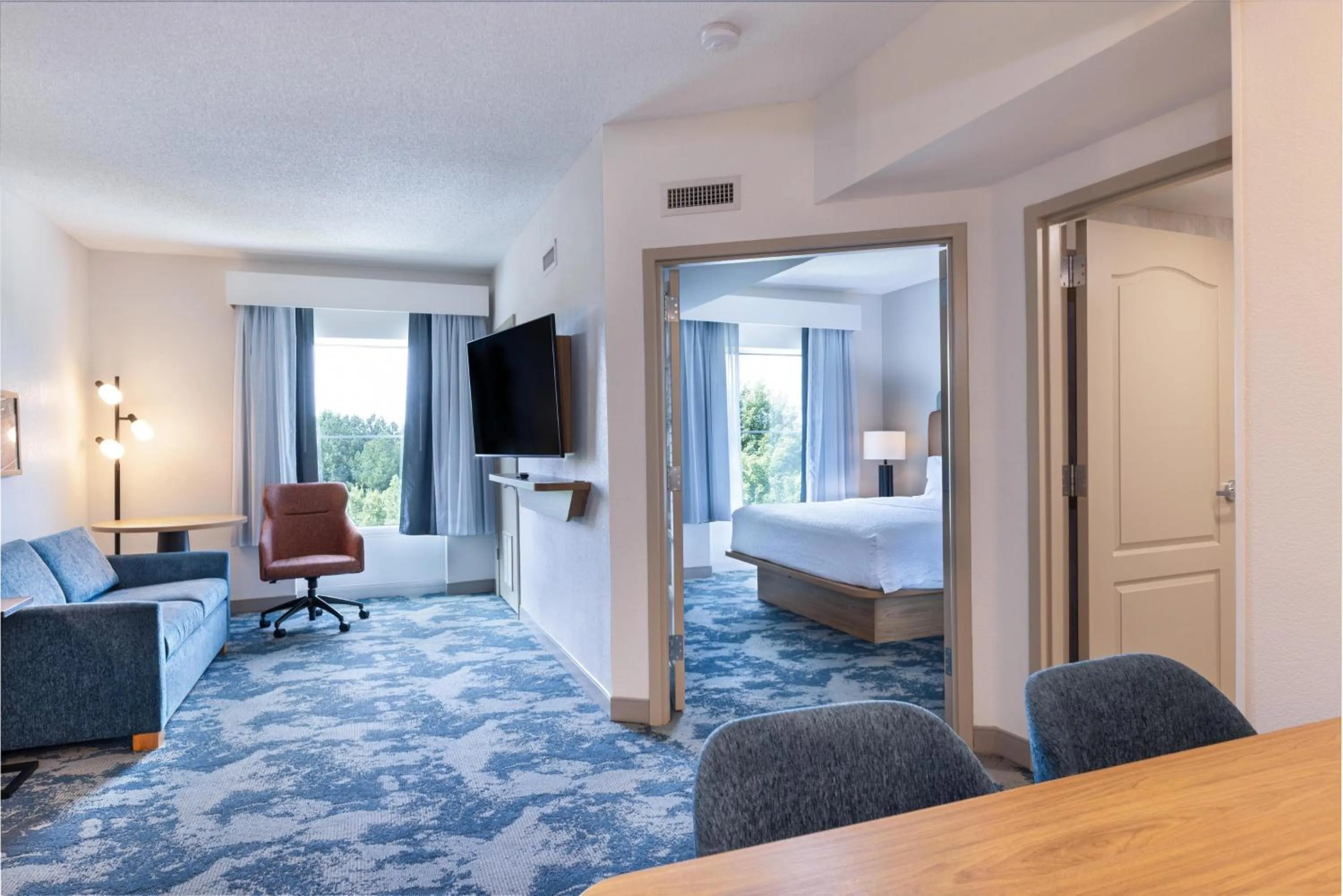 Living room, Bed in Hampton Inn Lawrenceville Duluth
