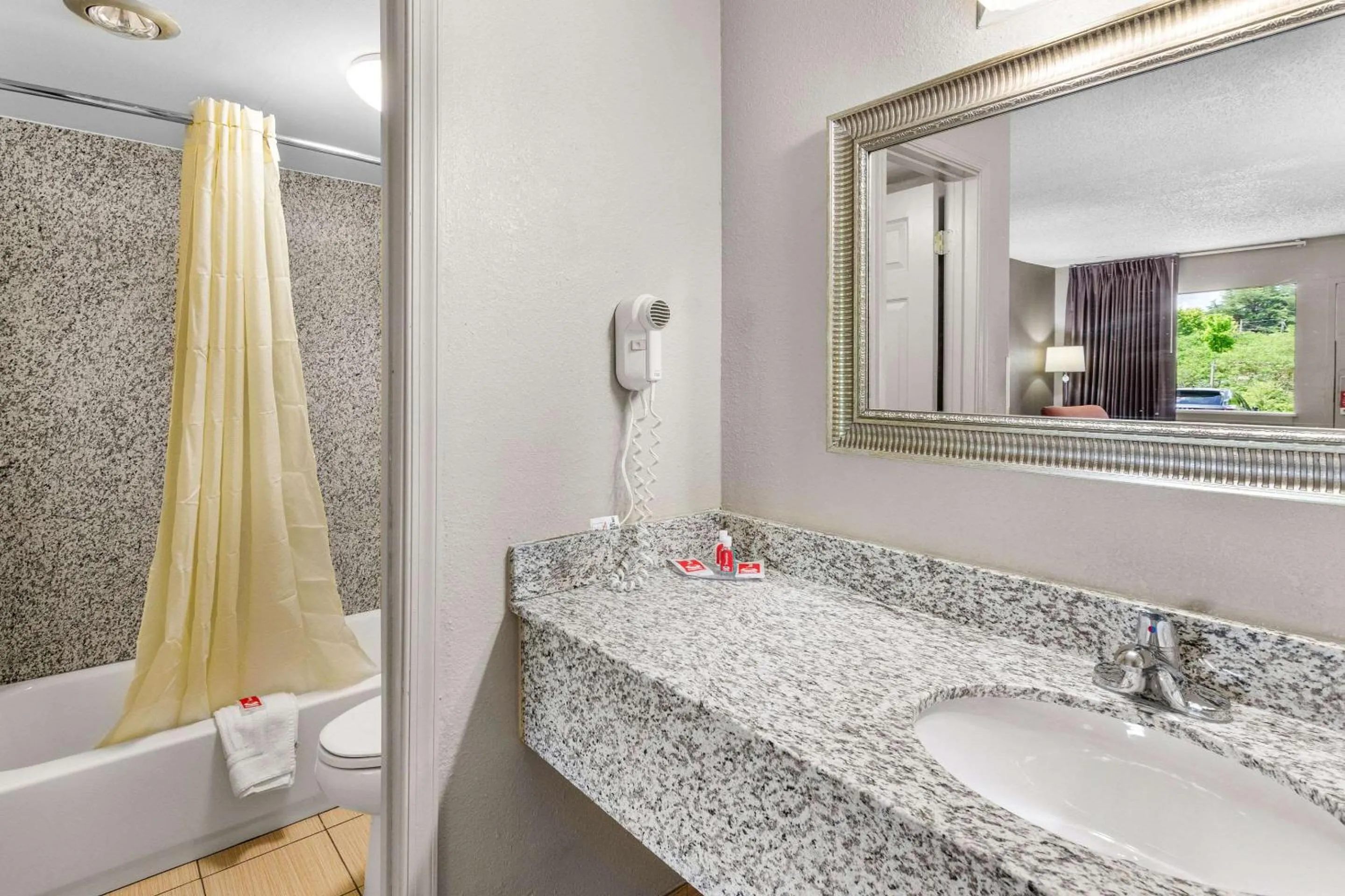 Shower in Econo Lodge Lynchburg South