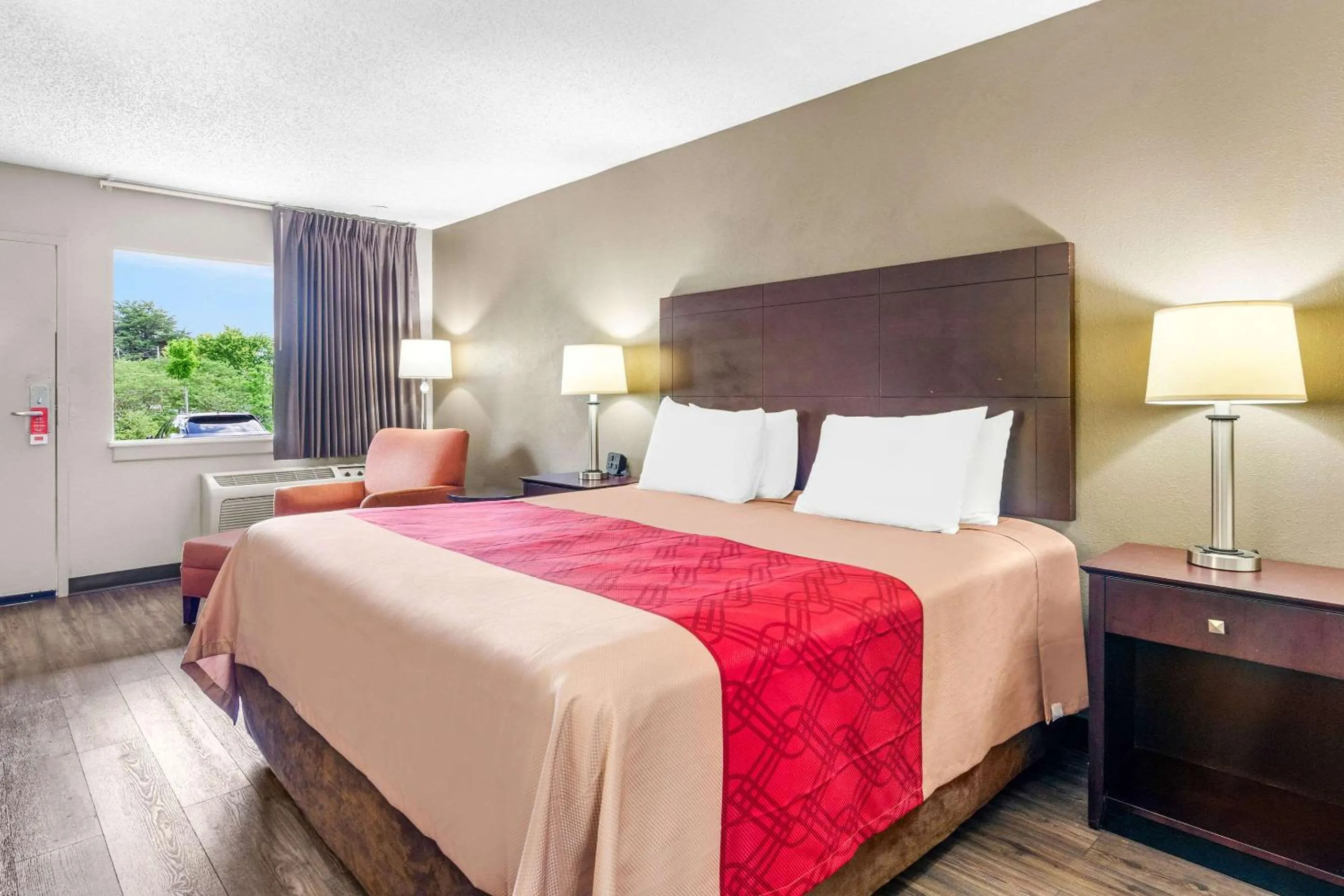 Bedroom, Bed in Econo Lodge Lynchburg South