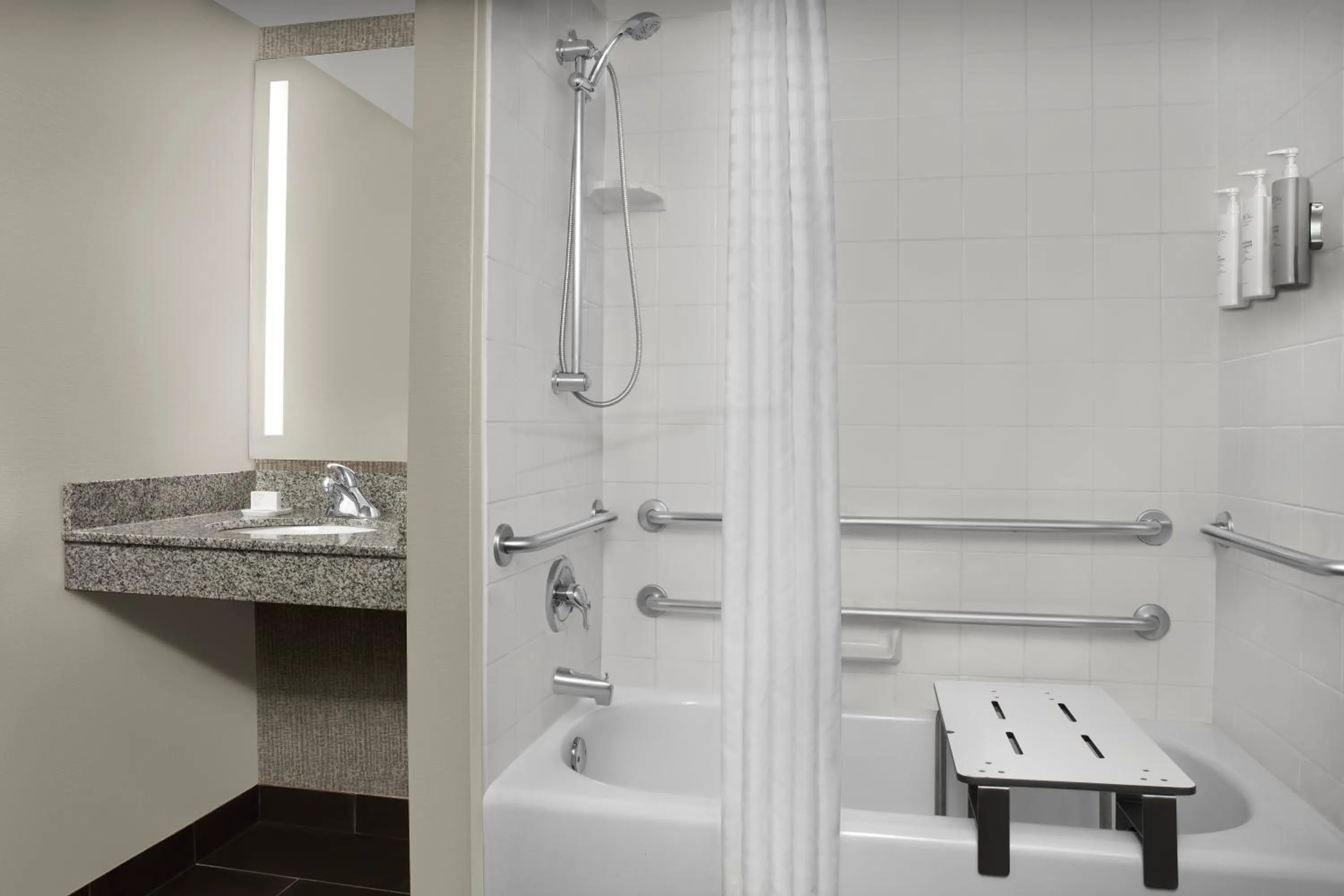 Bath in Hilton Garden Inn Hoffman Estates