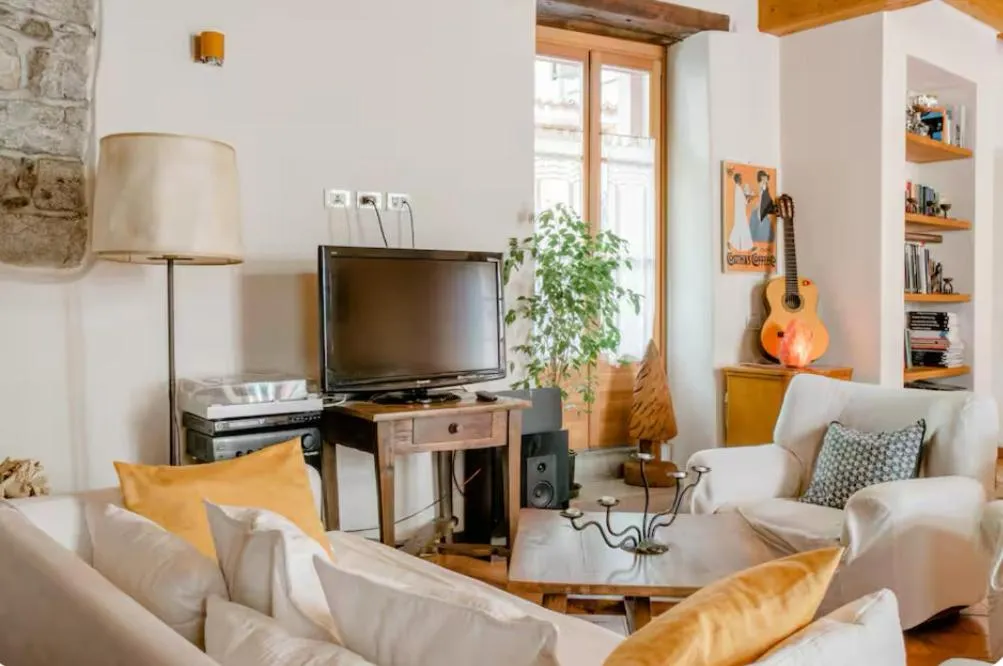 Communal lounge/ TV room in Alla Torre del Barbarossa B&B FORESTERIA