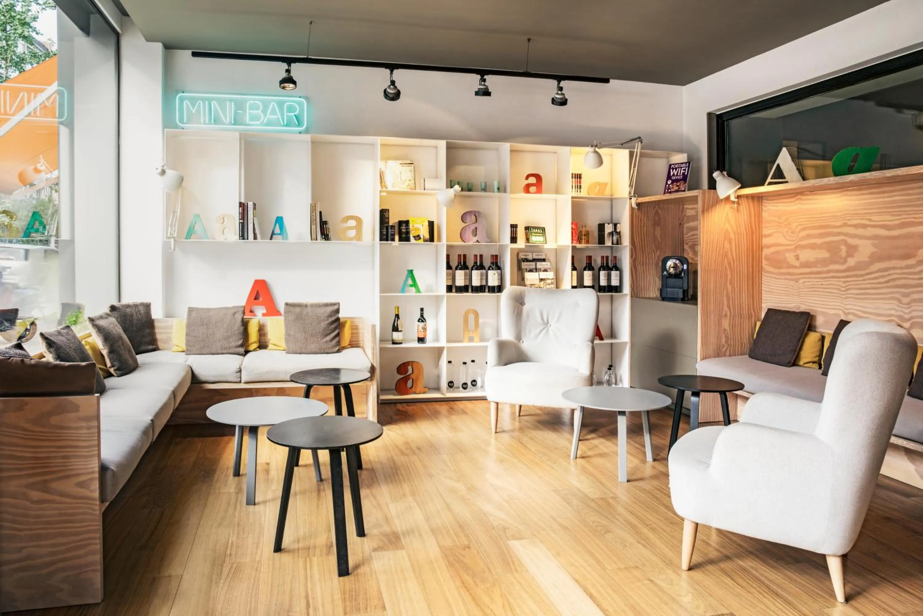 Seating area in Mercure Barcelona Condor