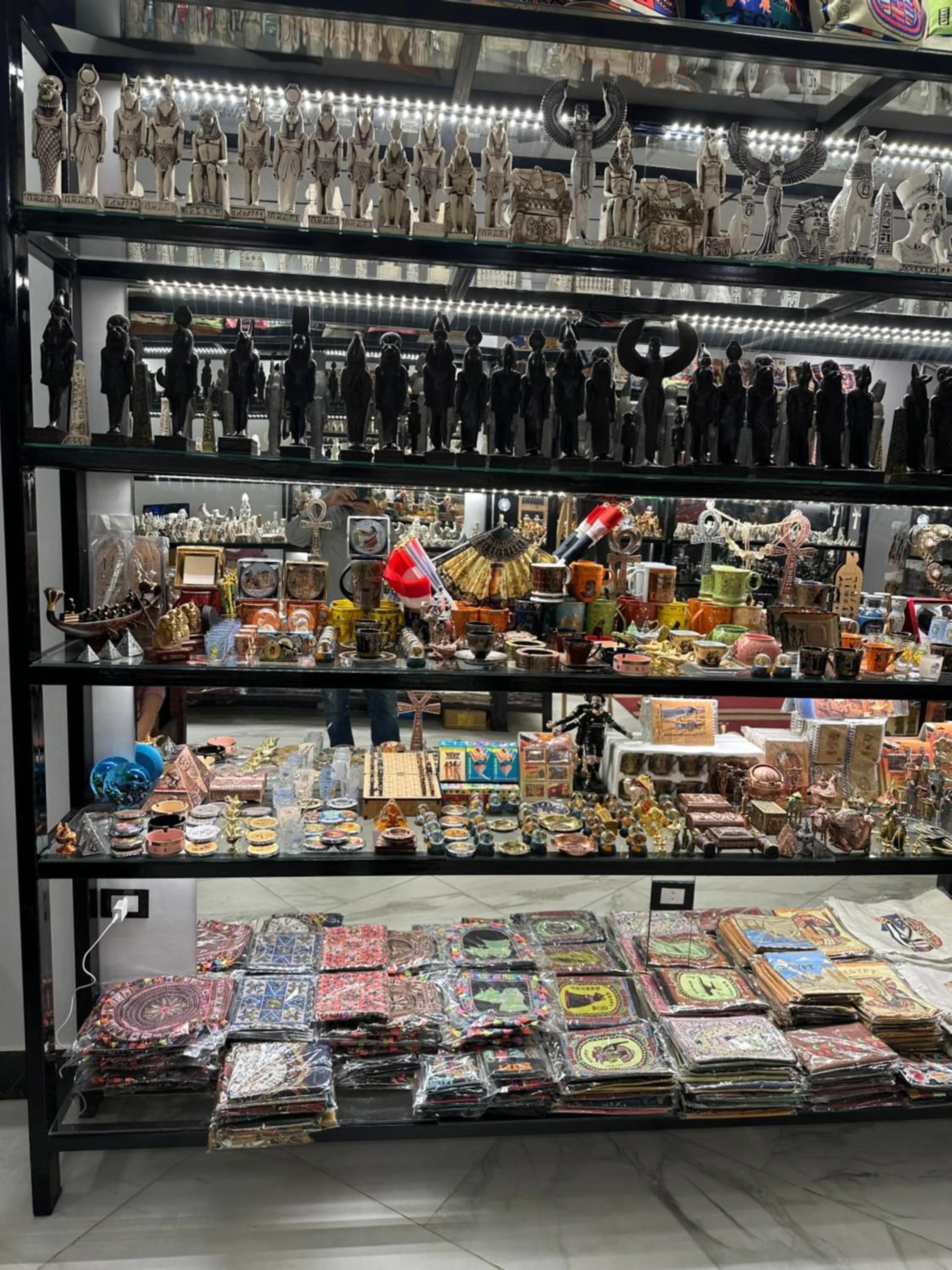 On-site shops in H100 Pyramids View