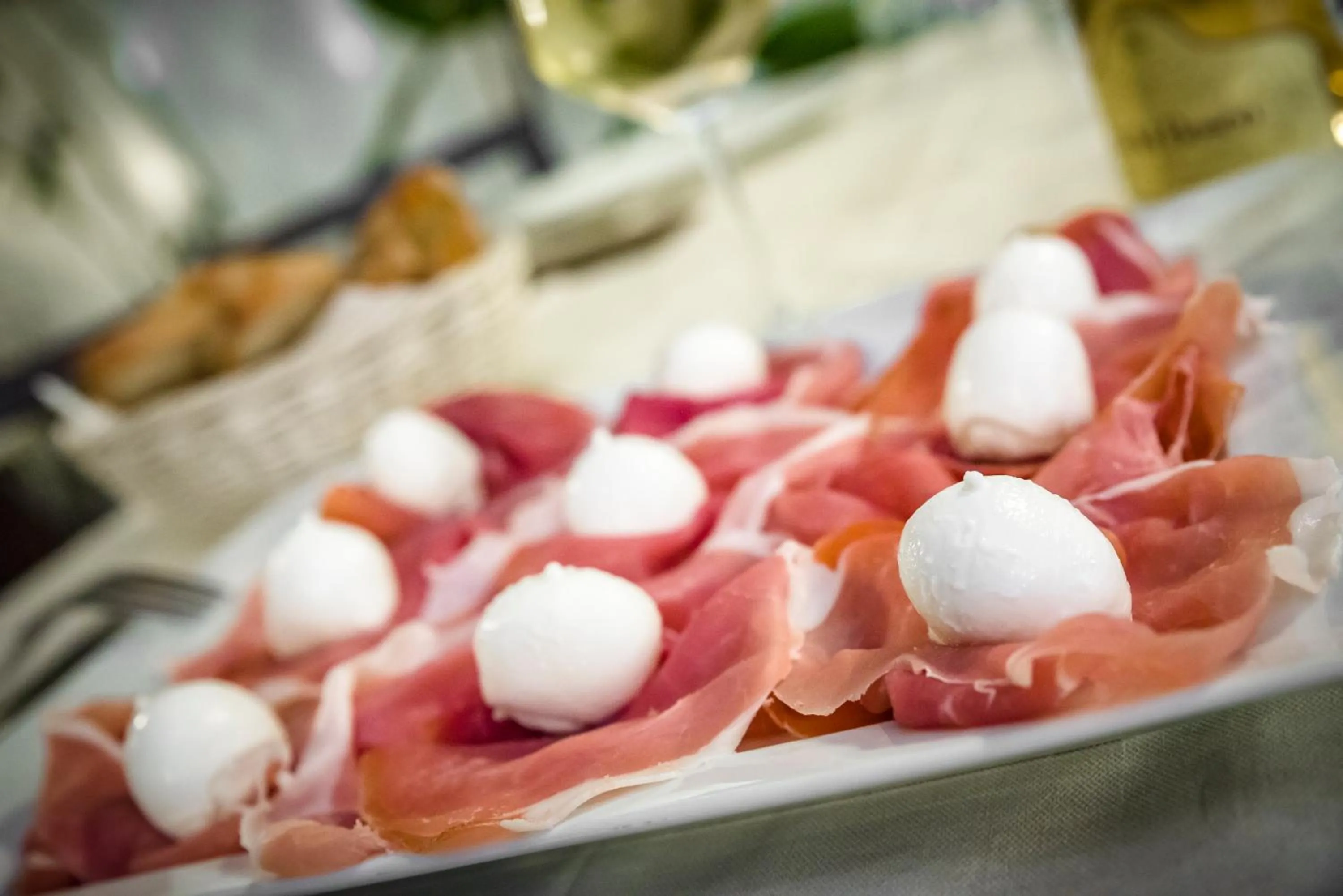 Restaurant/places to eat in Hotel New Bari