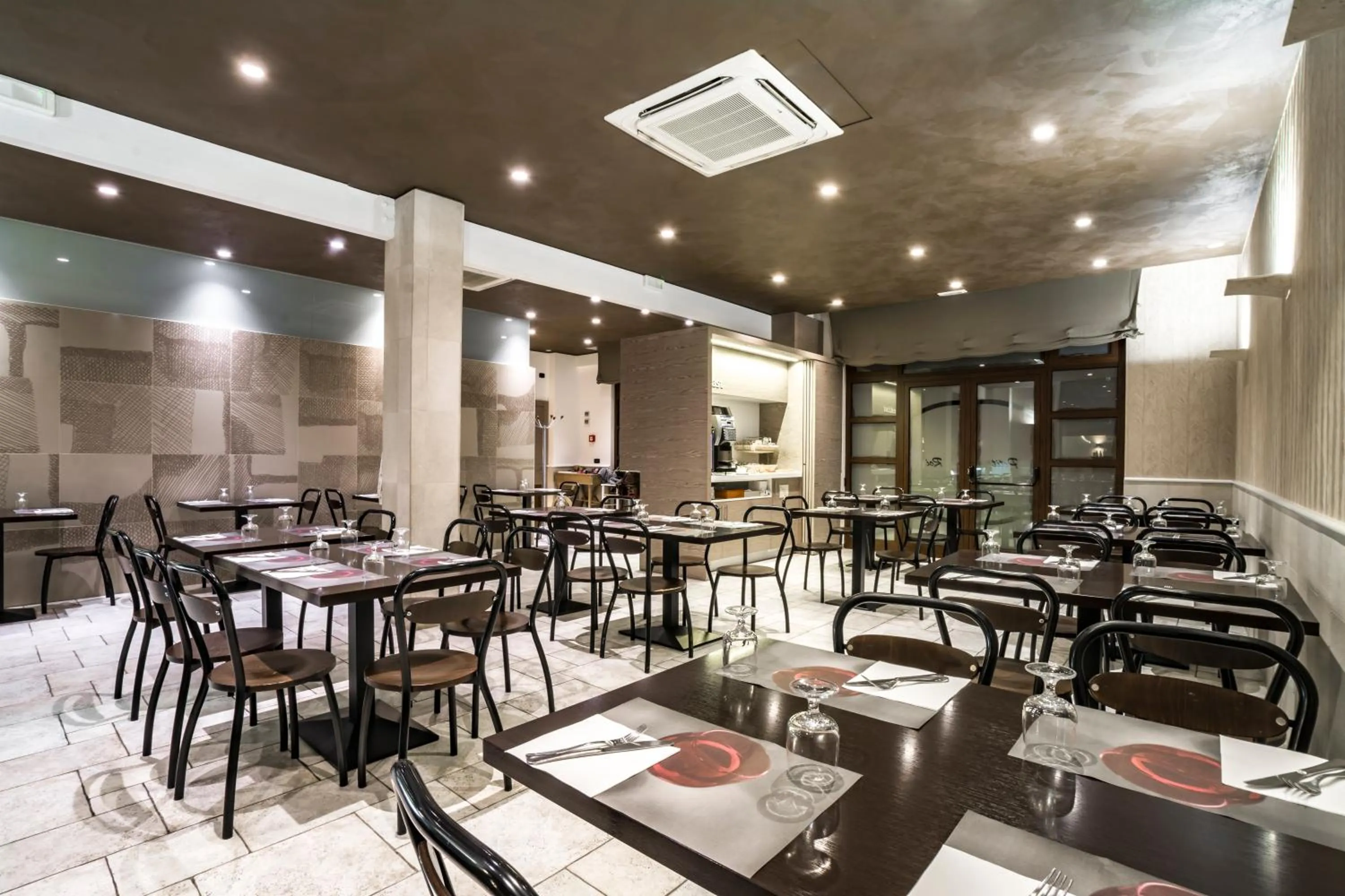 Restaurant/places to eat in Hotel New Bari
