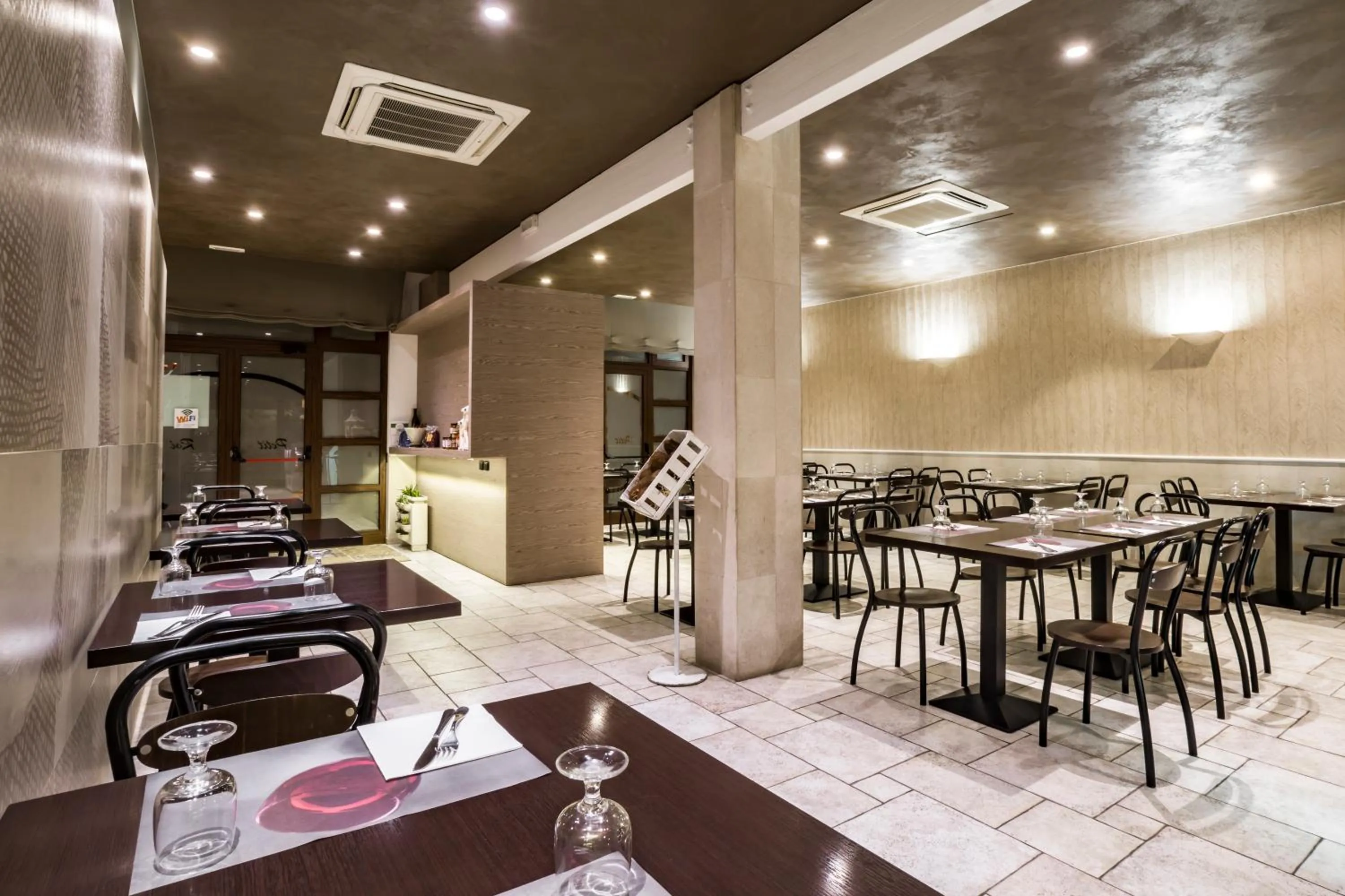 Restaurant/places to eat in Hotel New Bari