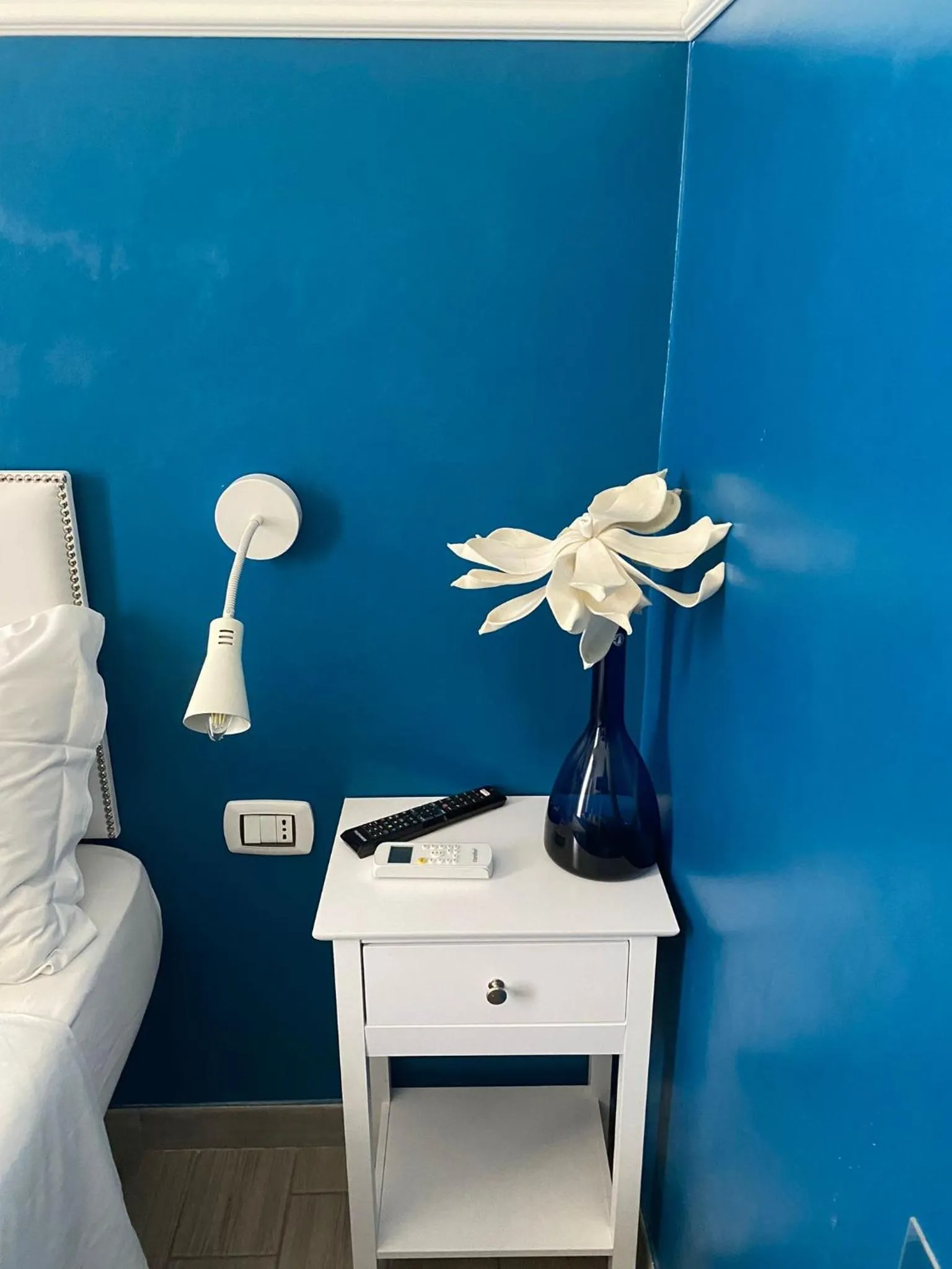 Photo of the whole room in Joy Naples