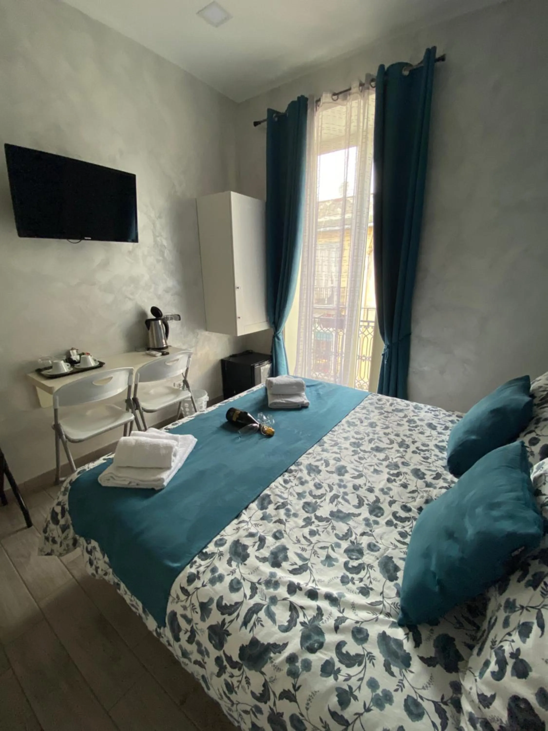 Photo of the whole room in Joy Naples