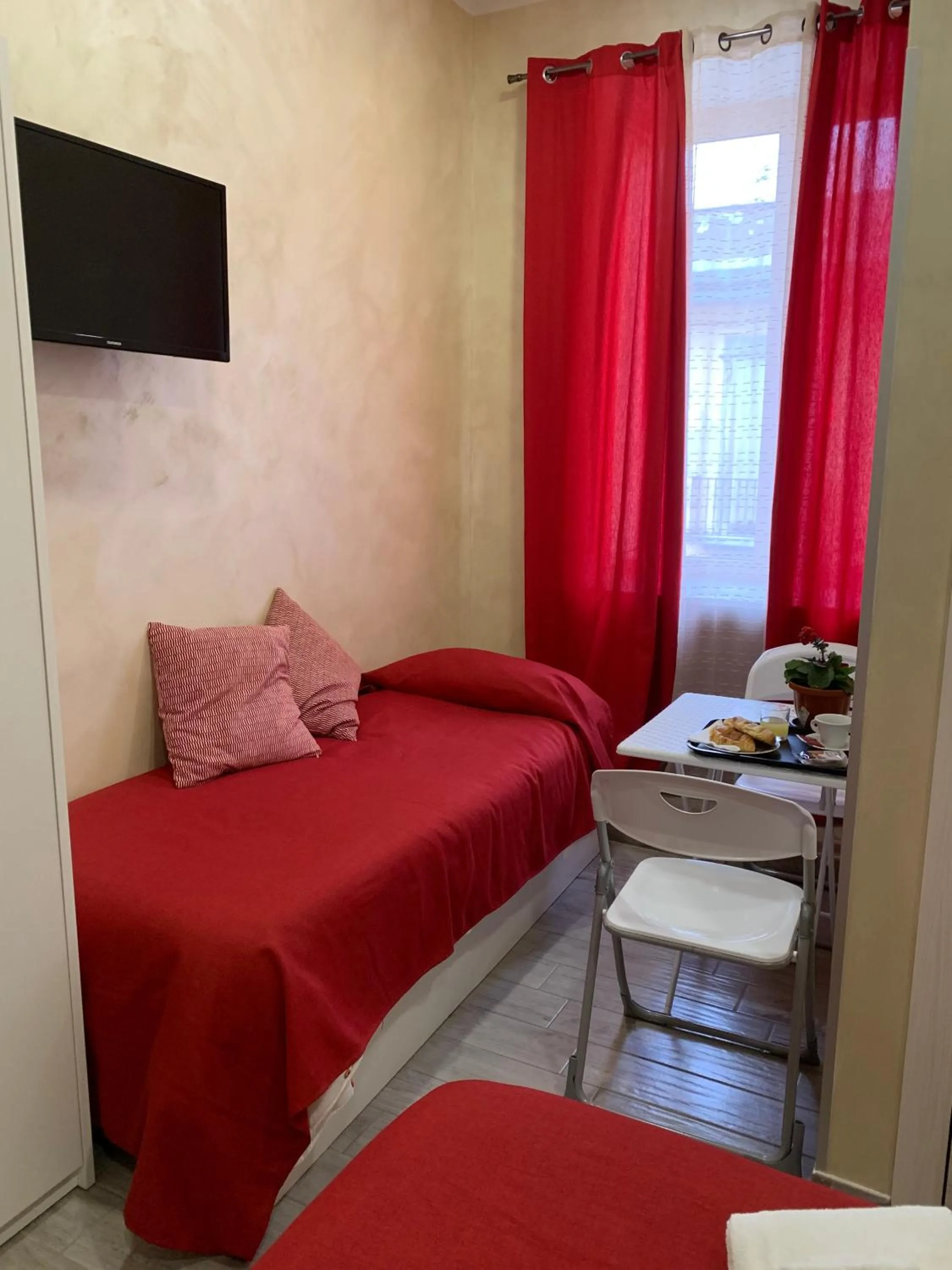 Communal lounge/ TV room in Joy Naples