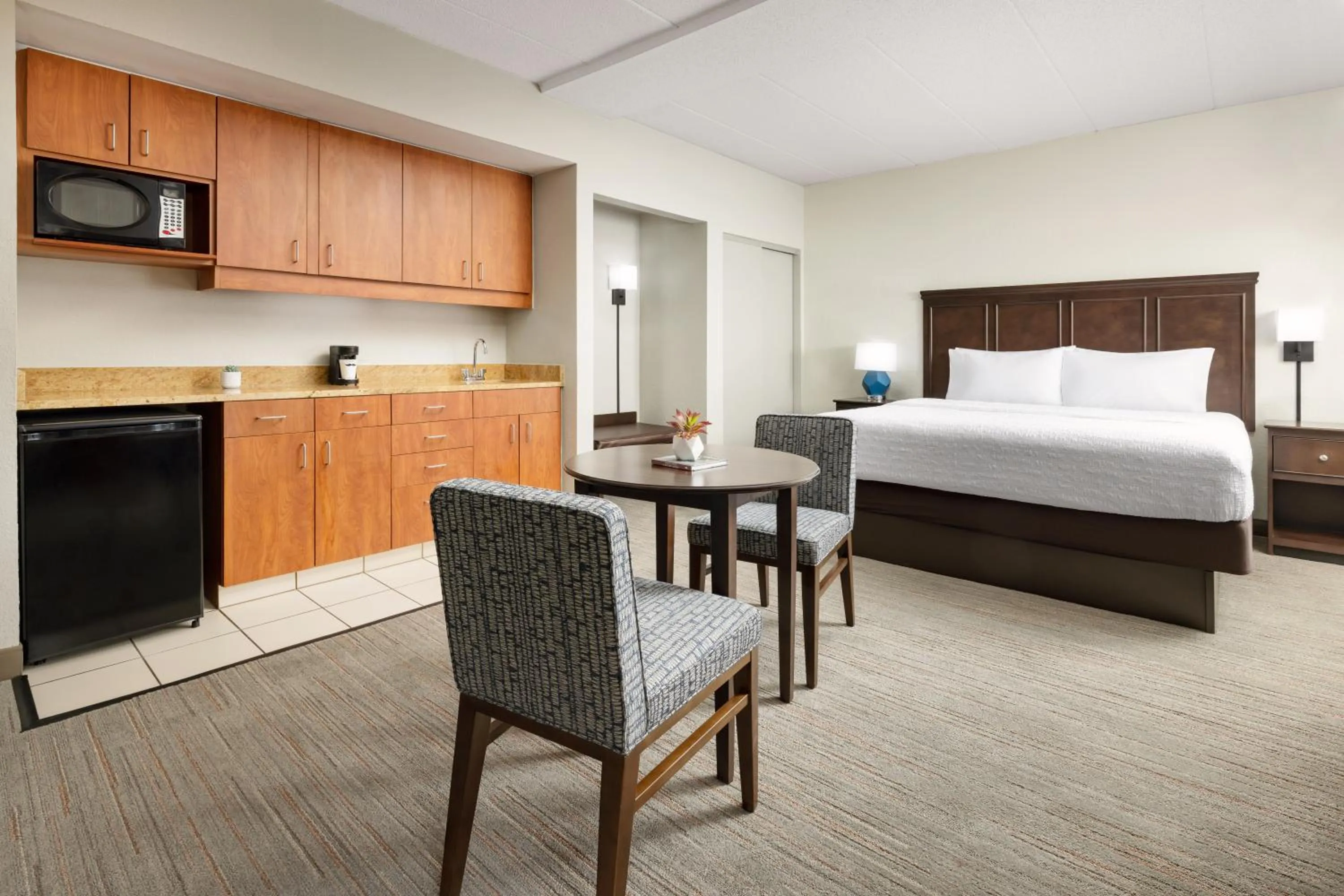 Guests, Bed in Hampton Inn Columbia, MD