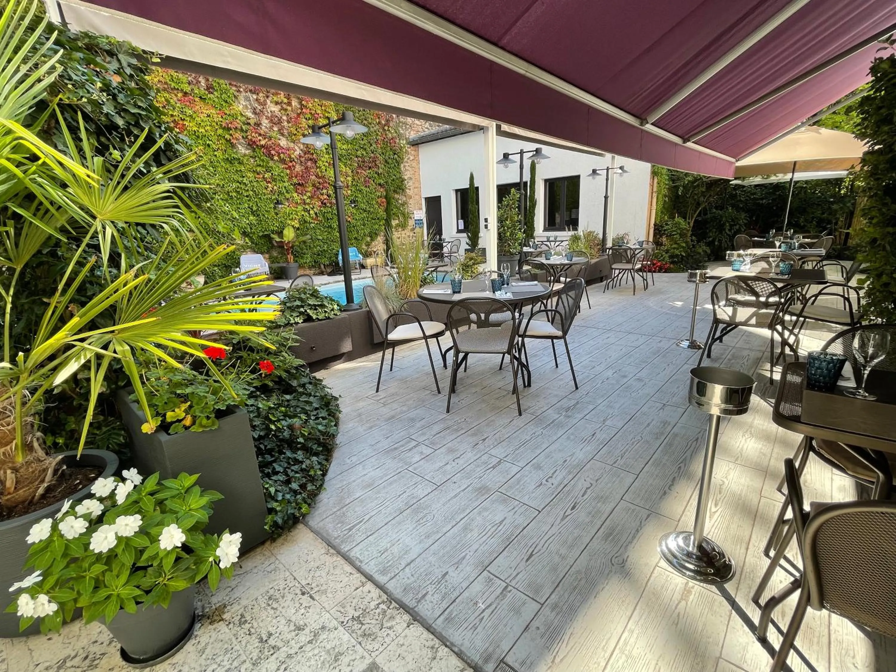 Patio in Le Pavillon d'Enghien, Vichy Centre