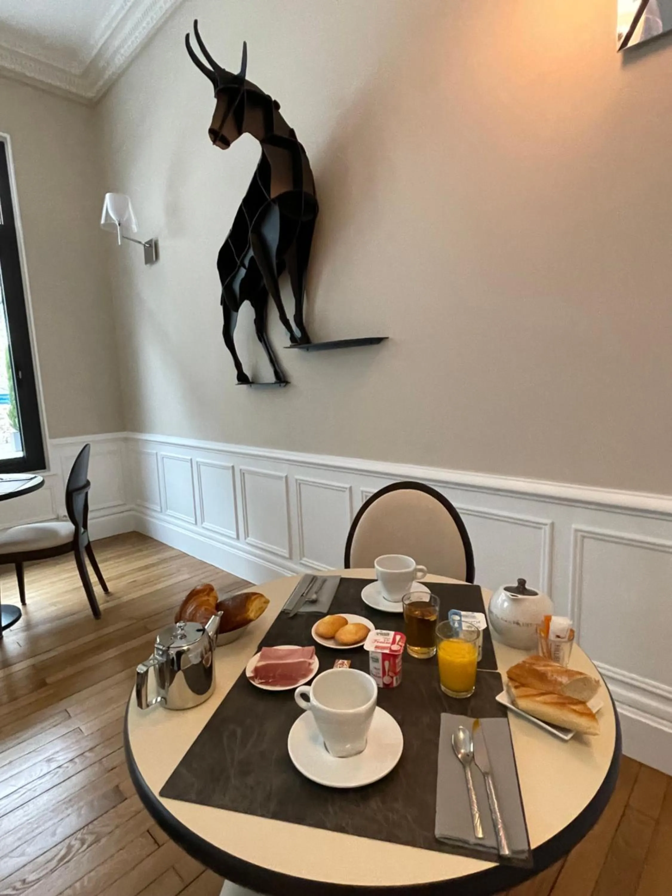 Breakfast in Le Pavillon d'Enghien, Vichy Centre