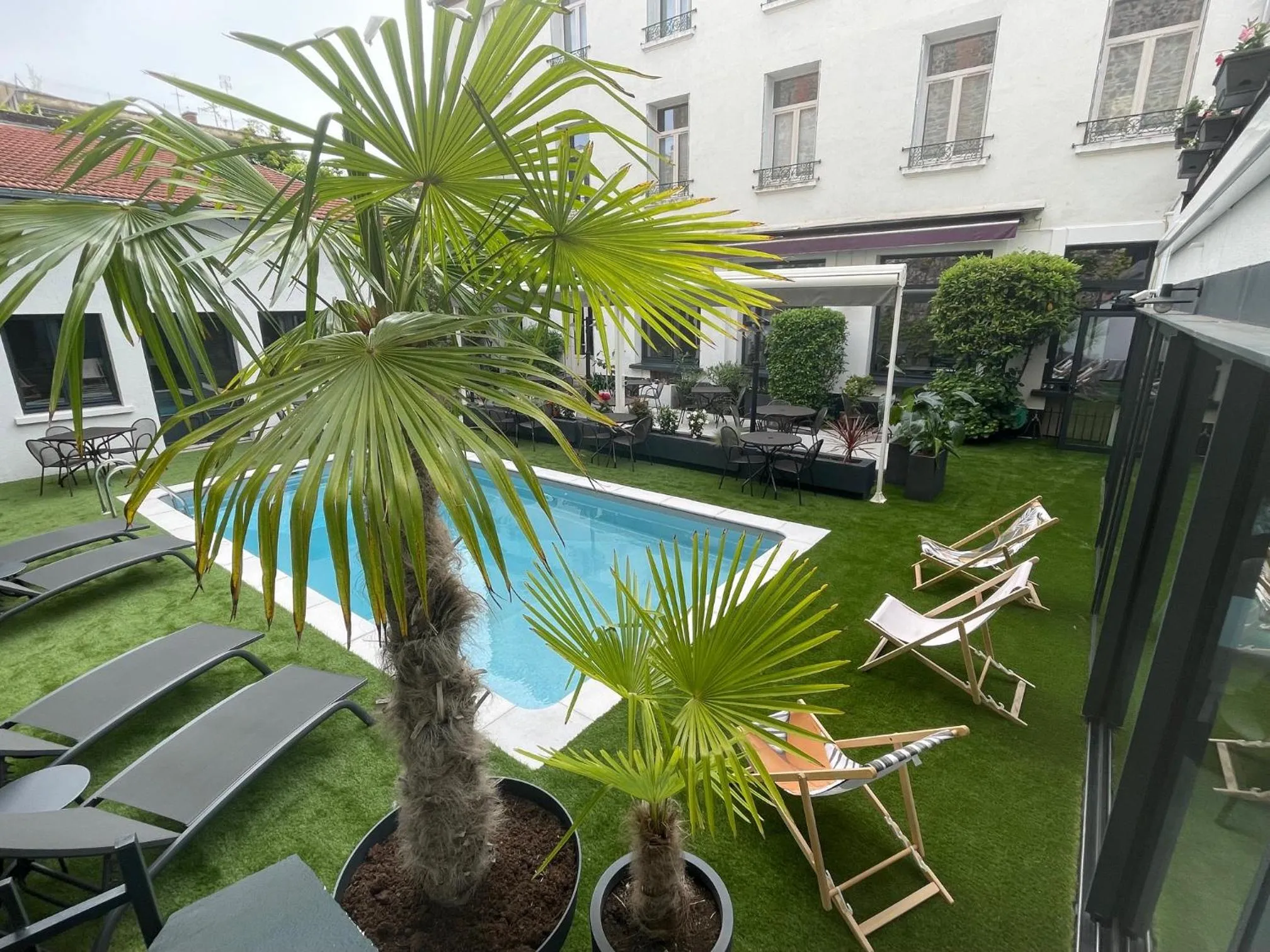 Pool view in Le Pavillon d'Enghien, Vichy Centre