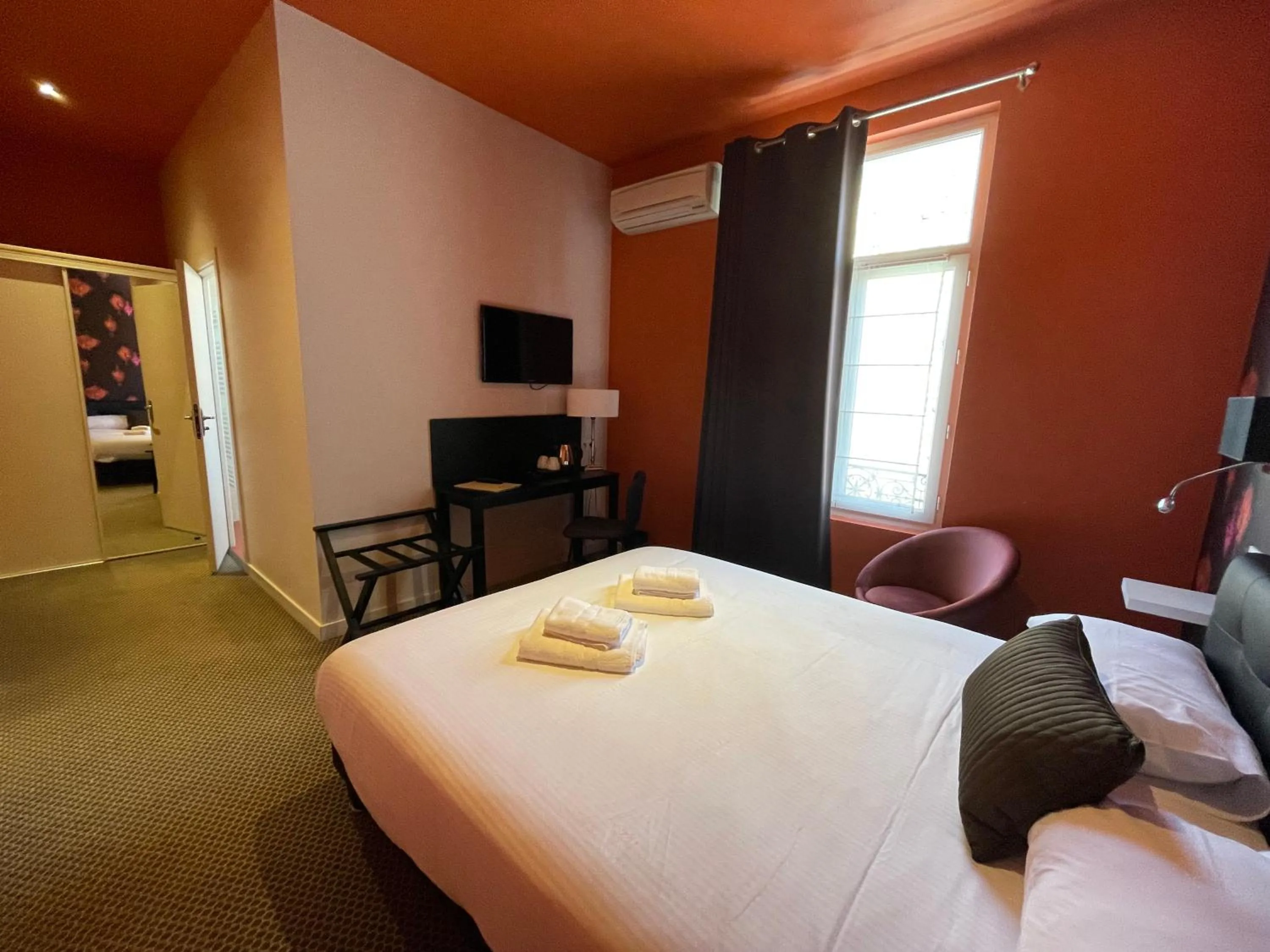 Photo of the whole room, Bed in Le Pavillon d'Enghien, Vichy Centre