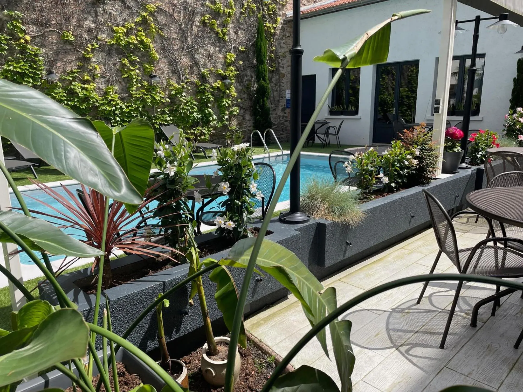 Patio in Le Pavillon d'Enghien, Vichy Centre