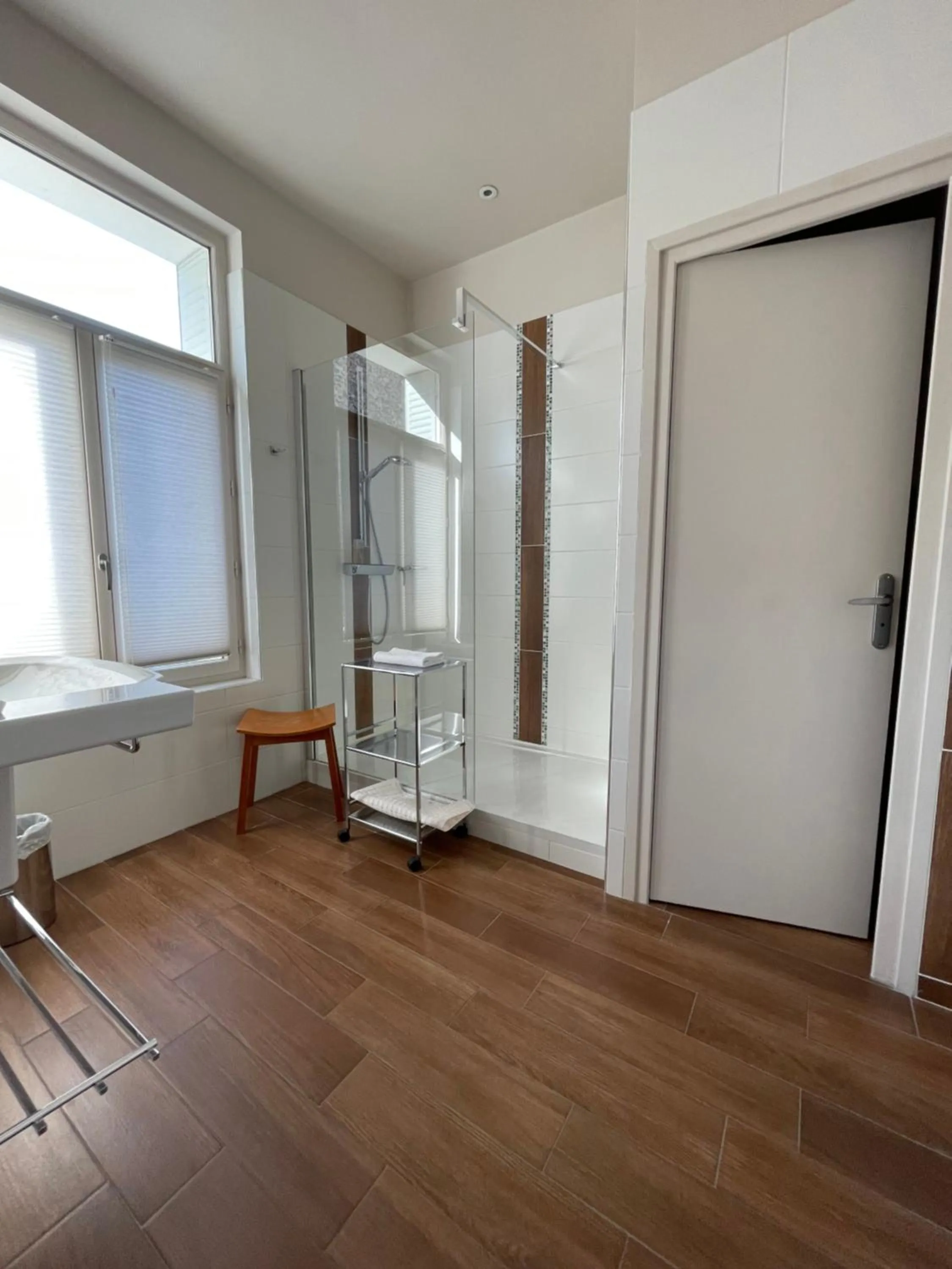 Shower in Le Pavillon d'Enghien, Vichy Centre