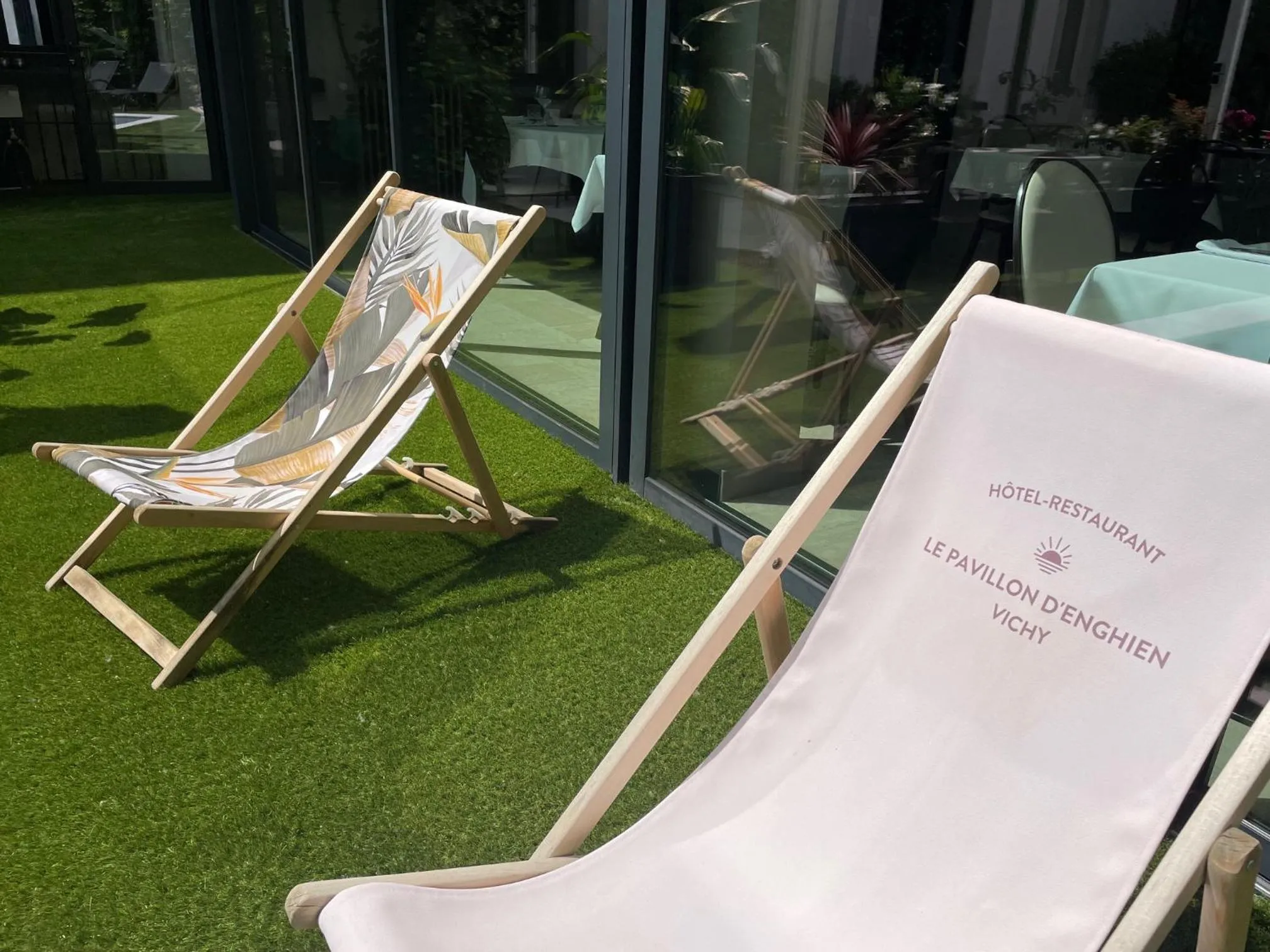 Swimming pool in Le Pavillon d'Enghien, Vichy Centre