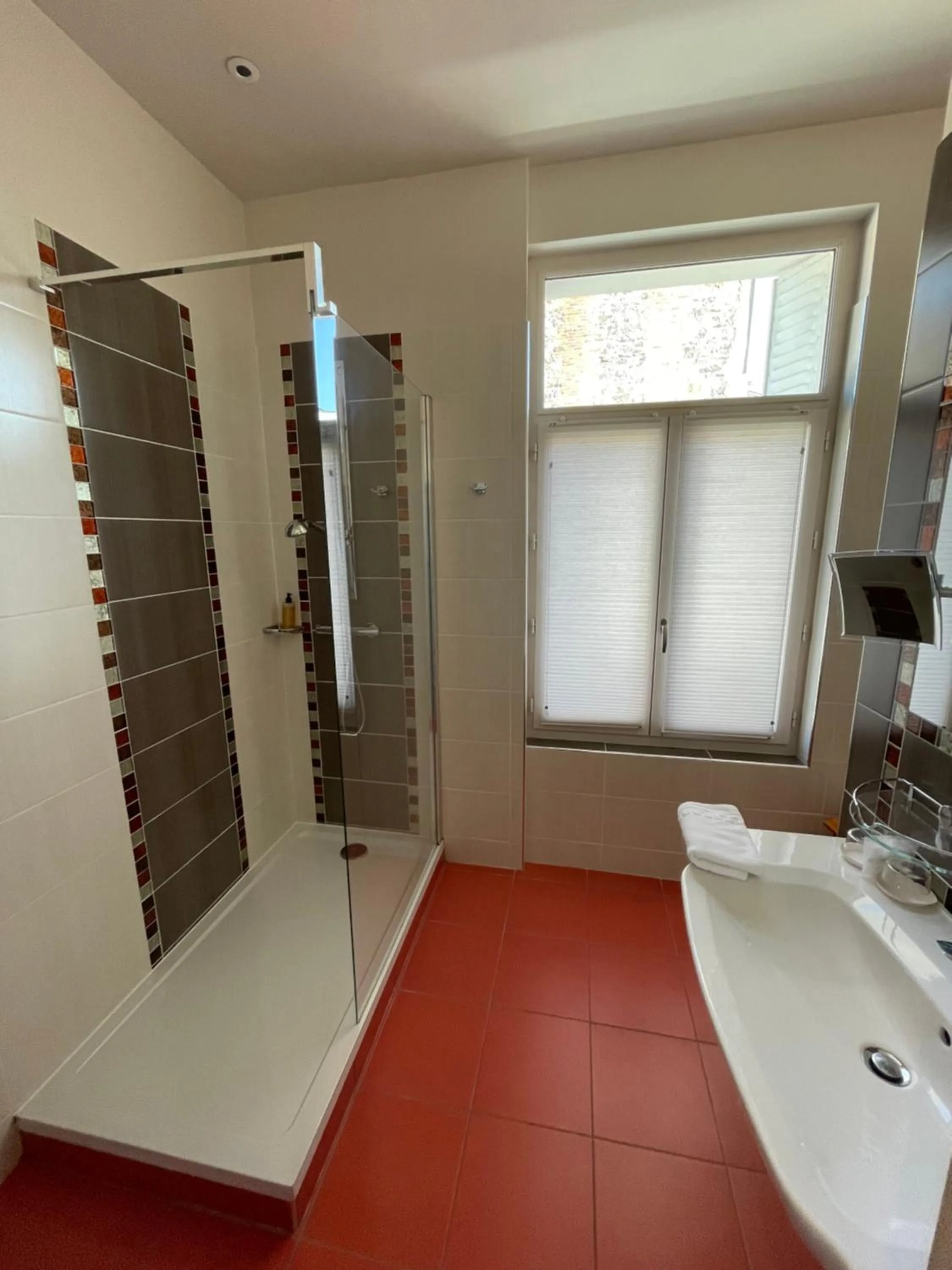 Shower in Le Pavillon d'Enghien, Vichy Centre