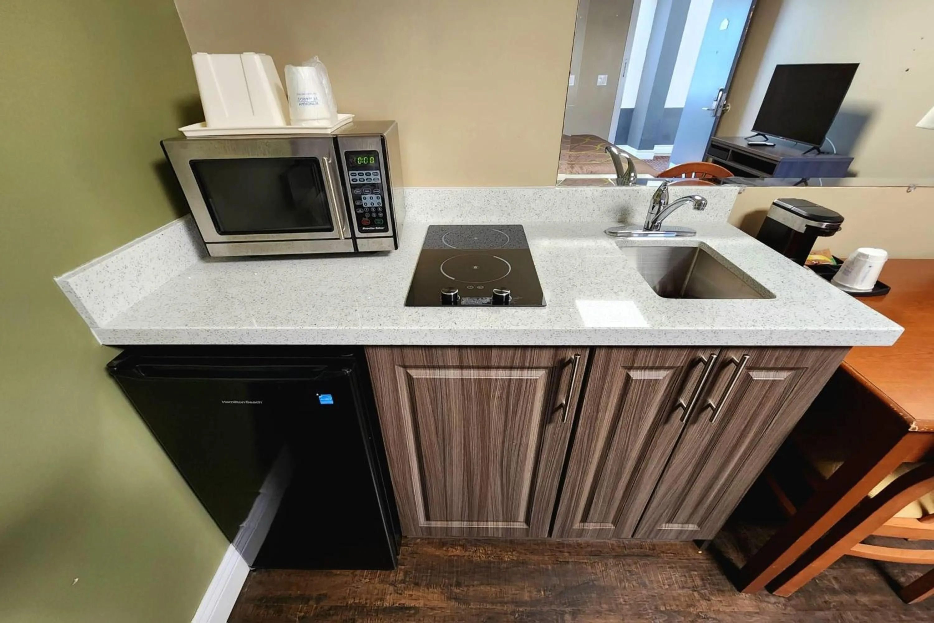 Photo of the whole room in Super 8 by Wyndham Pembroke