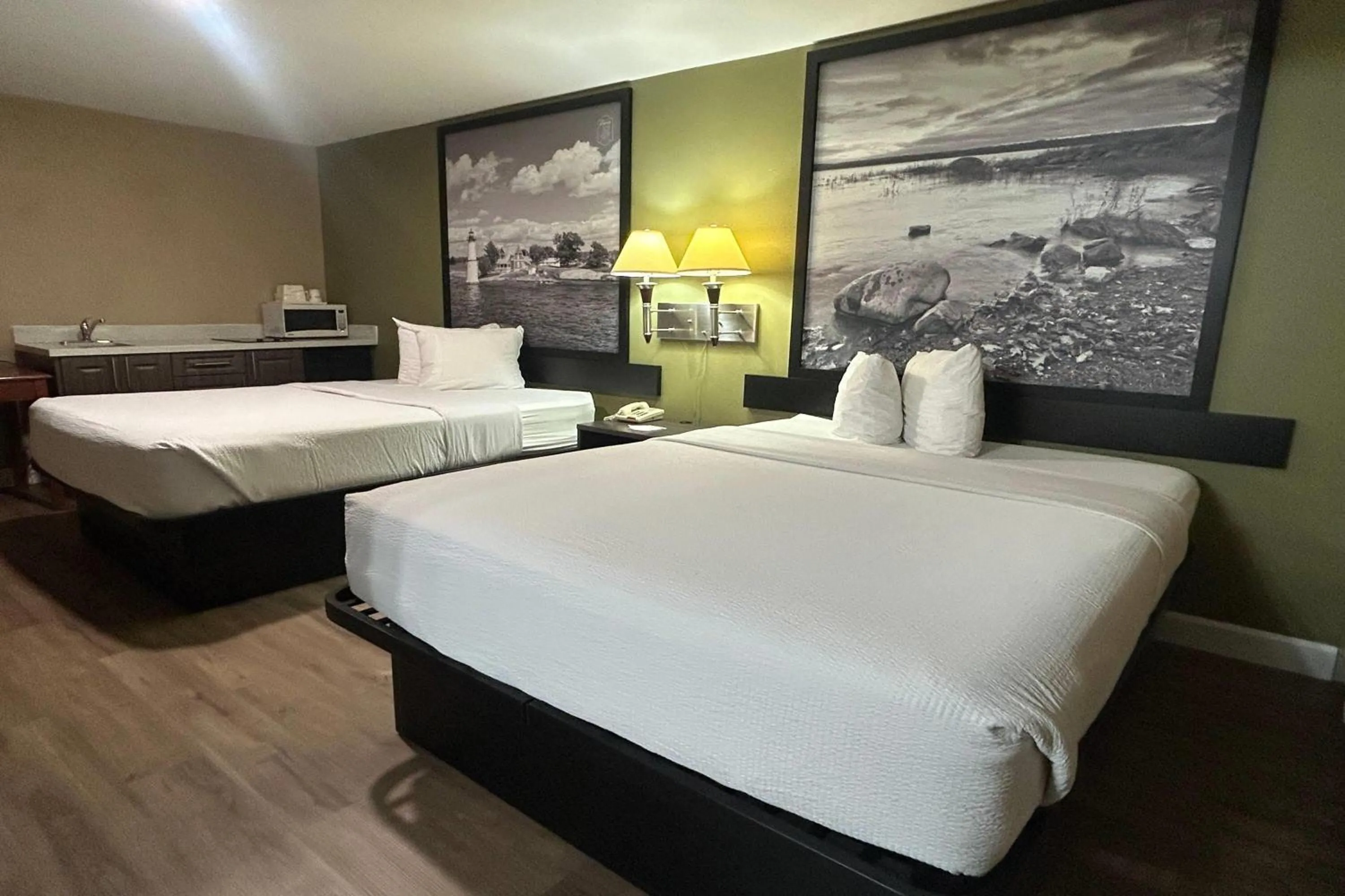 Photo of the whole room, Bed in Super 8 by Wyndham Pembroke