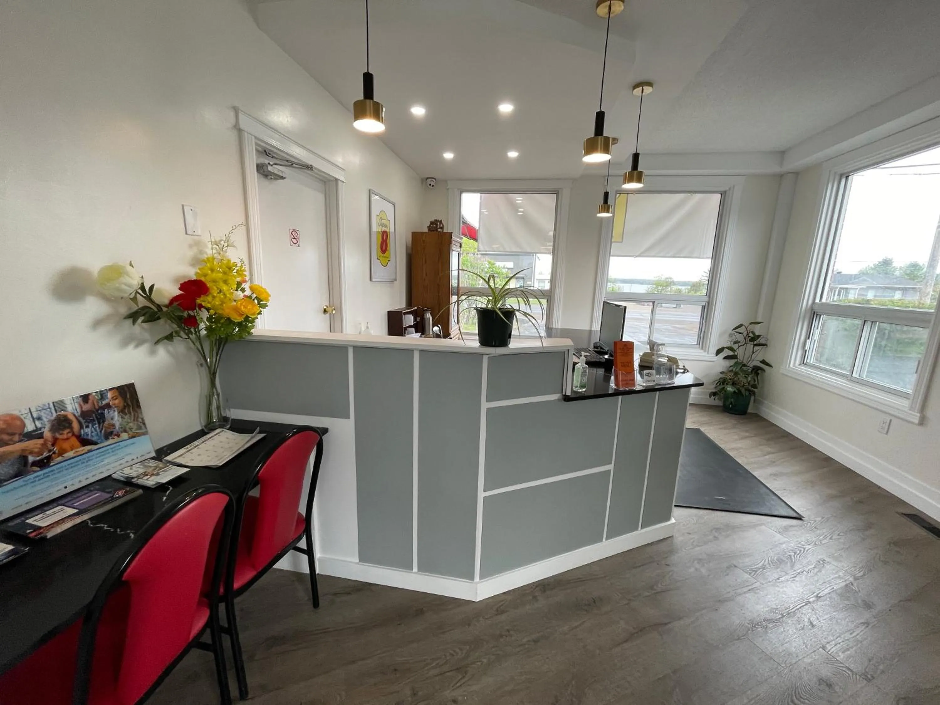 Lobby or reception in Super 8 by Wyndham Pembroke