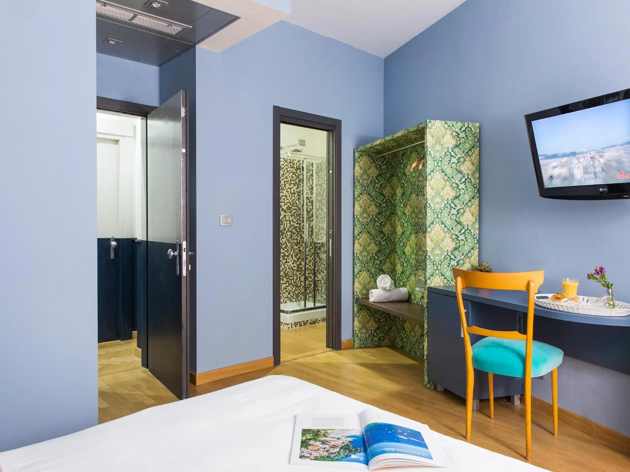 Bathroom, Bed in Monti First