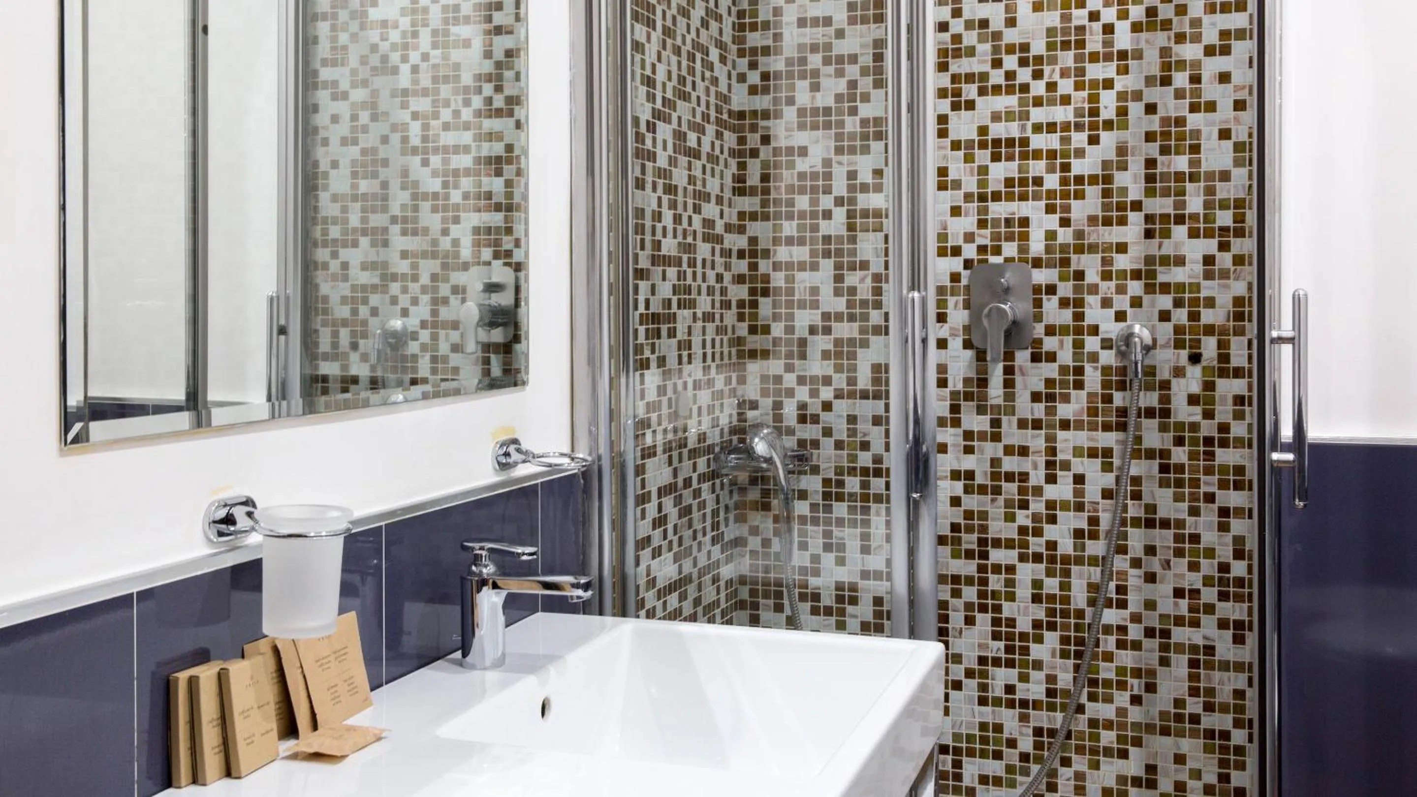 Shower in Monti First