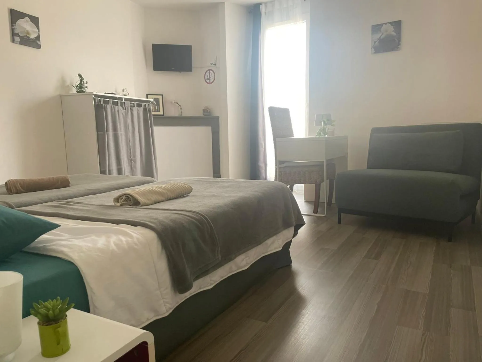 Photo of the whole room, Bed in Gîte:"sur le chemin"