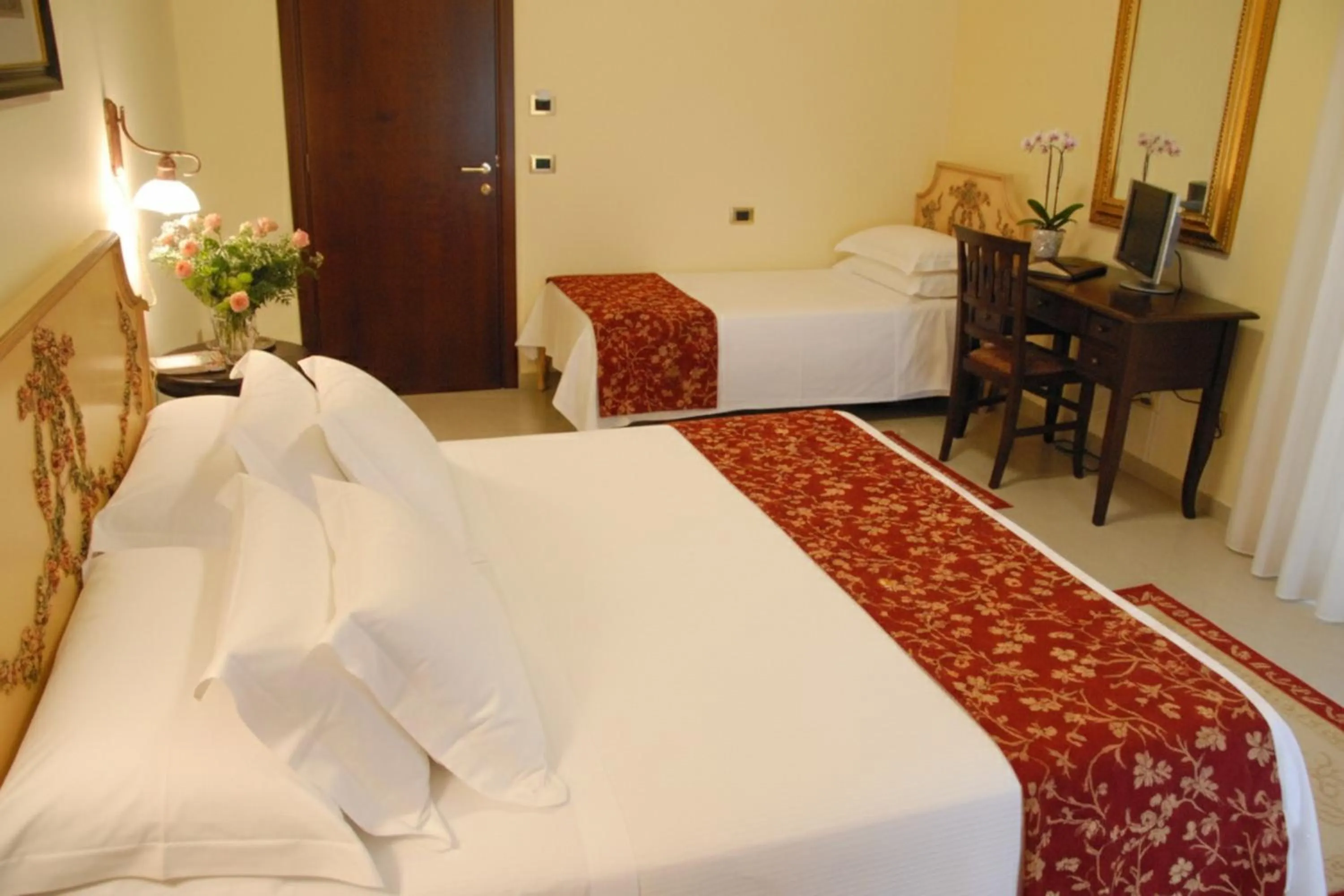 View (from property/room), Bed in Garibaldi Relais