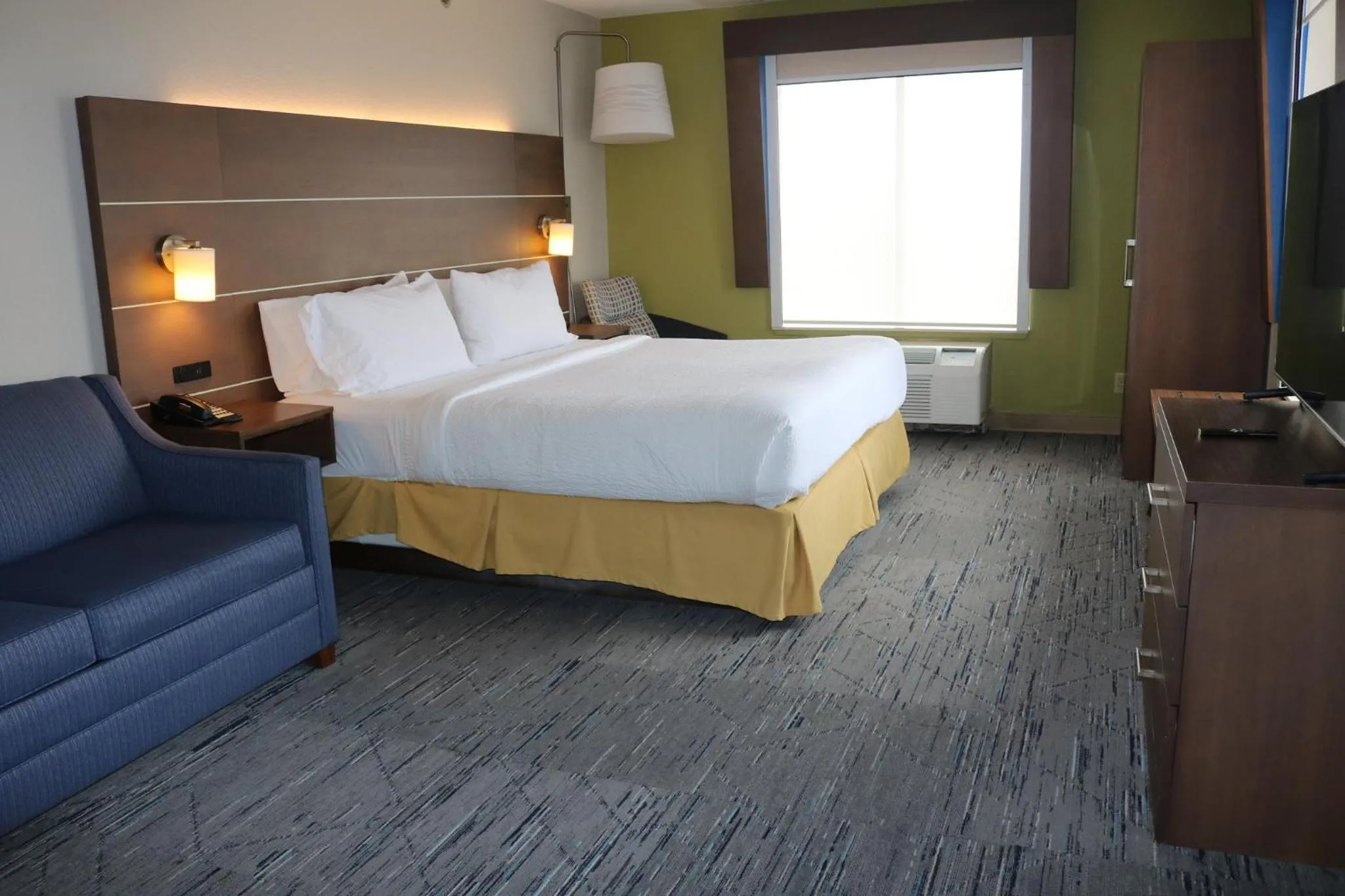 Photo of the whole room, Bed in Holiday Inn Express and Suites Quakertown - Allentown Area by IHG