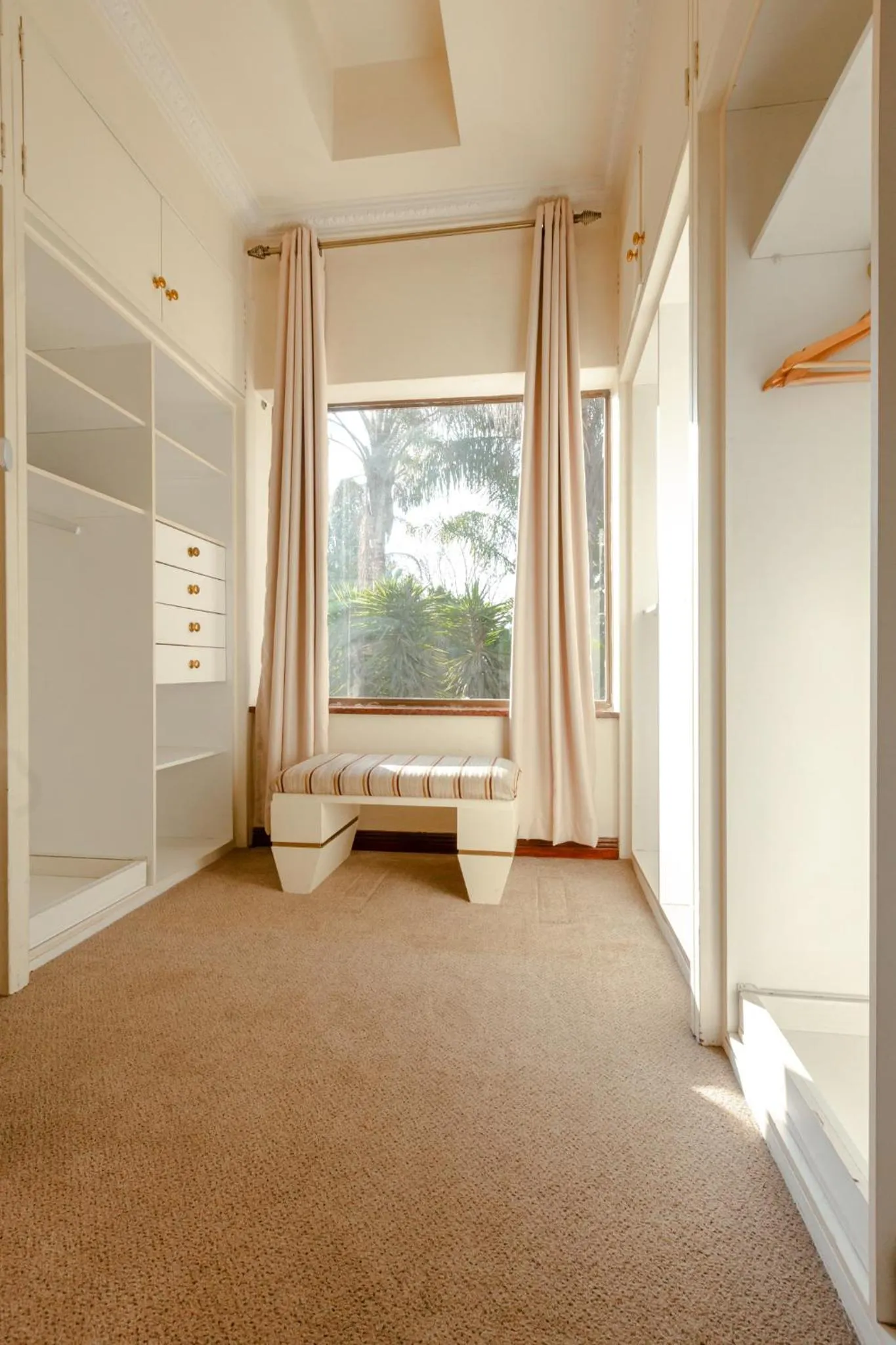 wardrobe in Villa Simonne